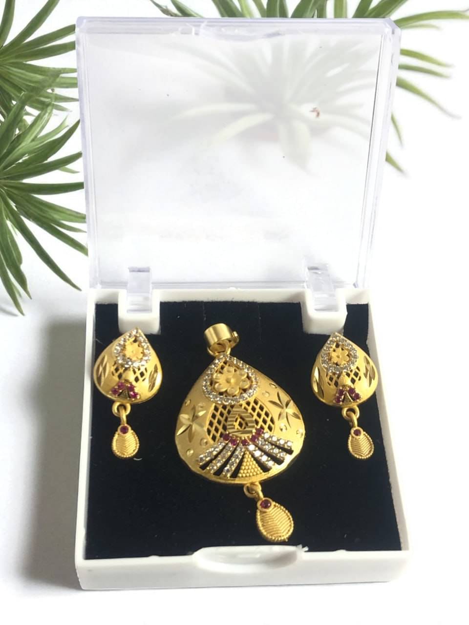 Seora Gold Pendant set ( Pack of 1 )     			Seora Gold Pendant set ( Pack of 1 )