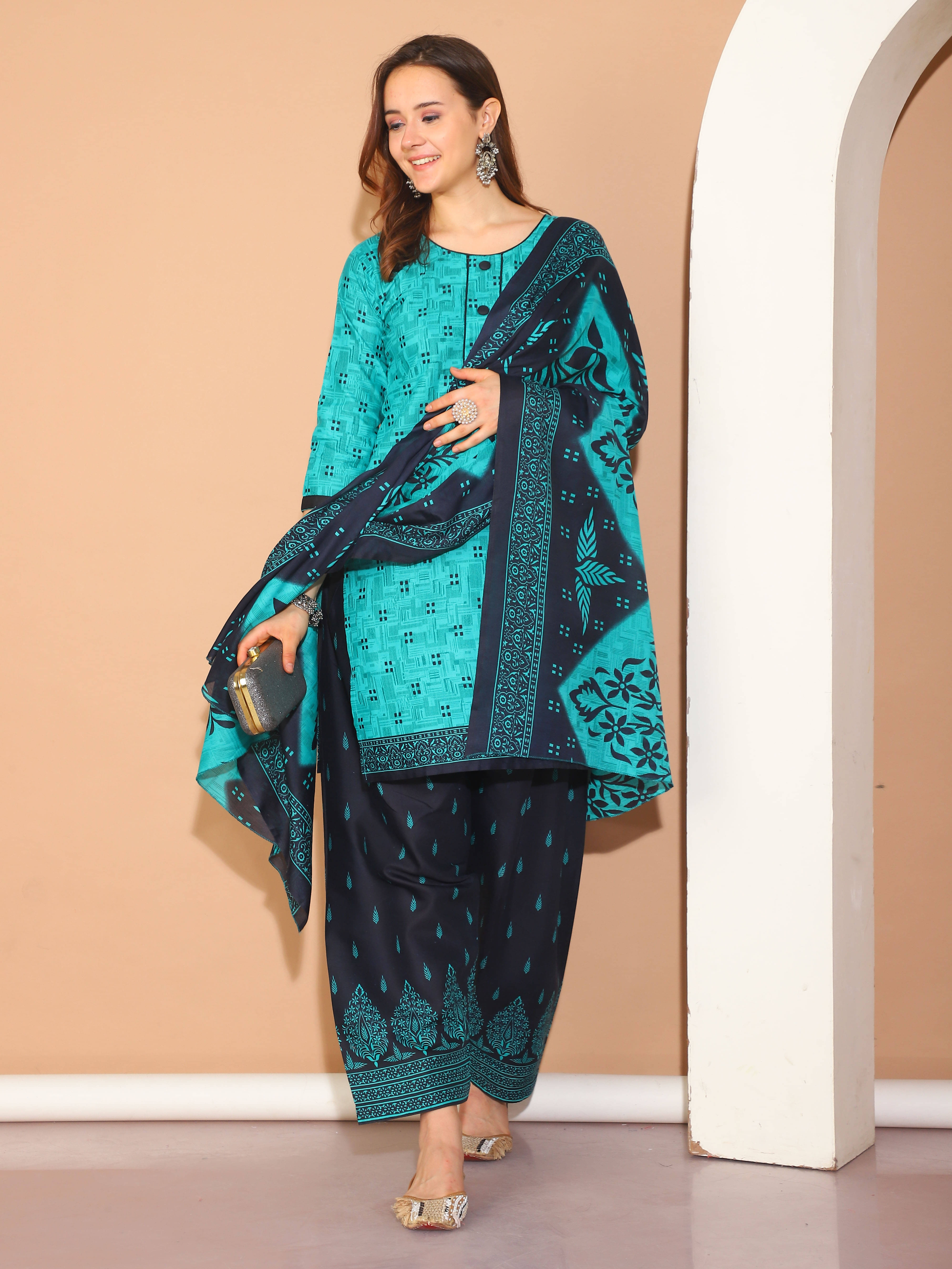 Aaradhya Fashion Women Cotton Blend Printed Straight Kurti With Patiala Salwar ( Green ) Aaradhya Fashion Women Cotton Blend Printed Straight Kurti With Patiala Salwar ( Green )