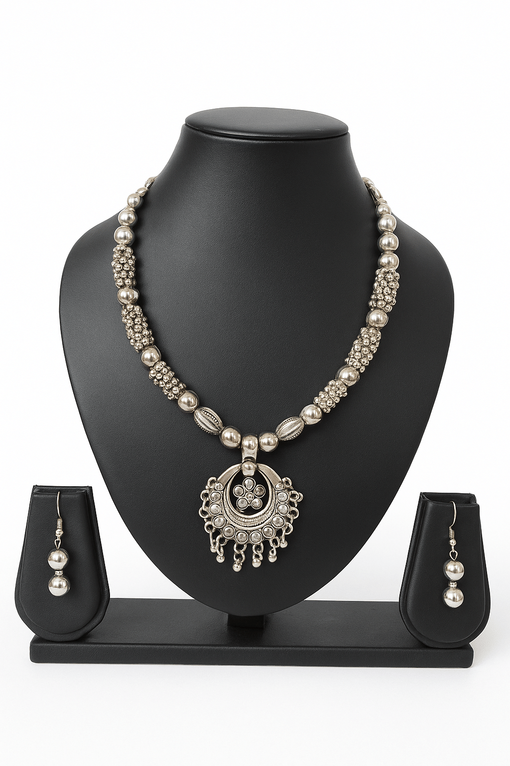     			GENERIC AAHI Silver Alloy Necklace Set ( Pack of 1 )