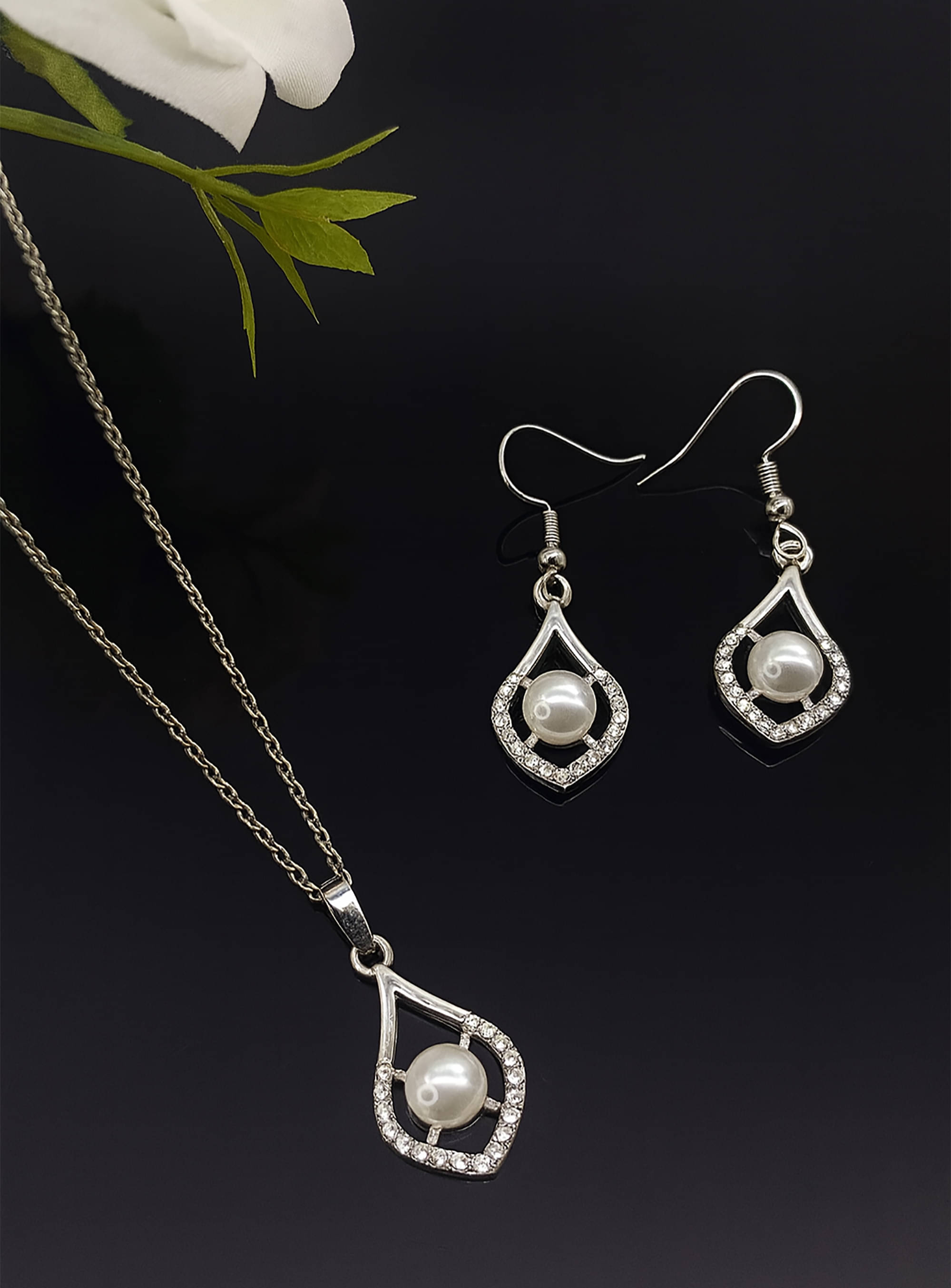     			SHANKH-KRIVA Silver Pendant set ( Pack of 1 )
