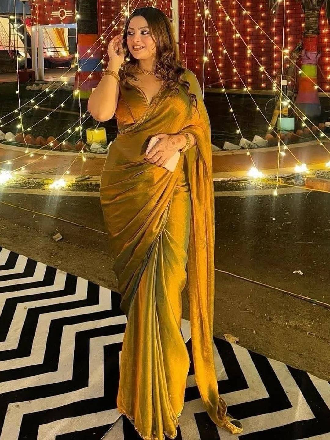     			BEETLORY Chiffon Solid Banarasi saree With Unstitched Blouse Piece ( Gold )