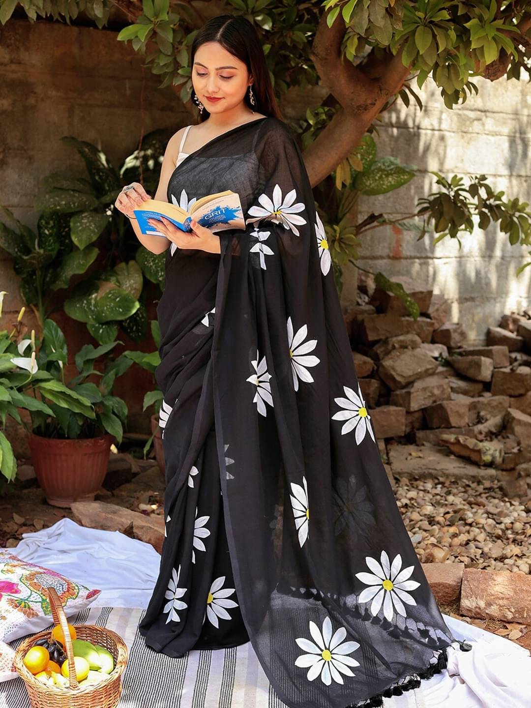 A TO Z CART Linen Printed Regular Saree With Unstitched Blouse Piece ( Black ) A TO Z CART Linen Printed Regular Saree With Unstitched Blouse Piece ( Black )