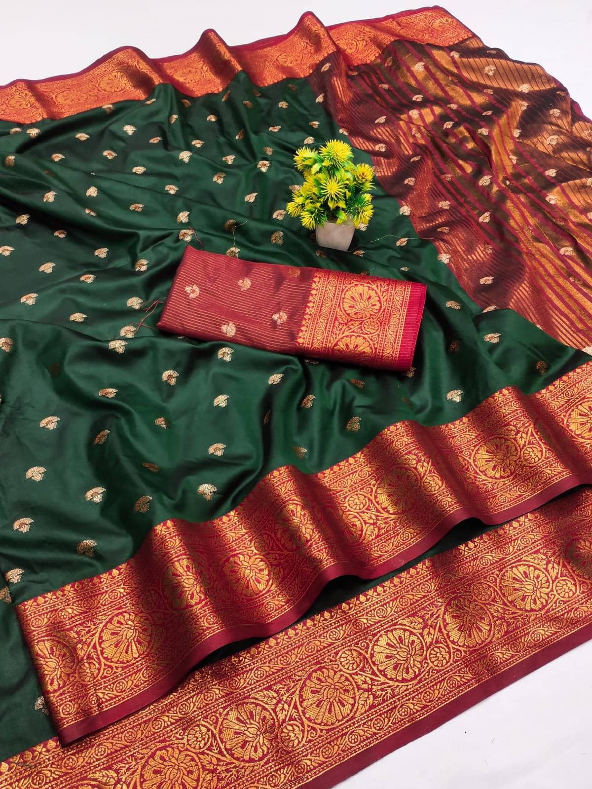     			A TO Z CART Silk Blend Solid Regular Saree With Unstitched Blouse Piece ( Green )