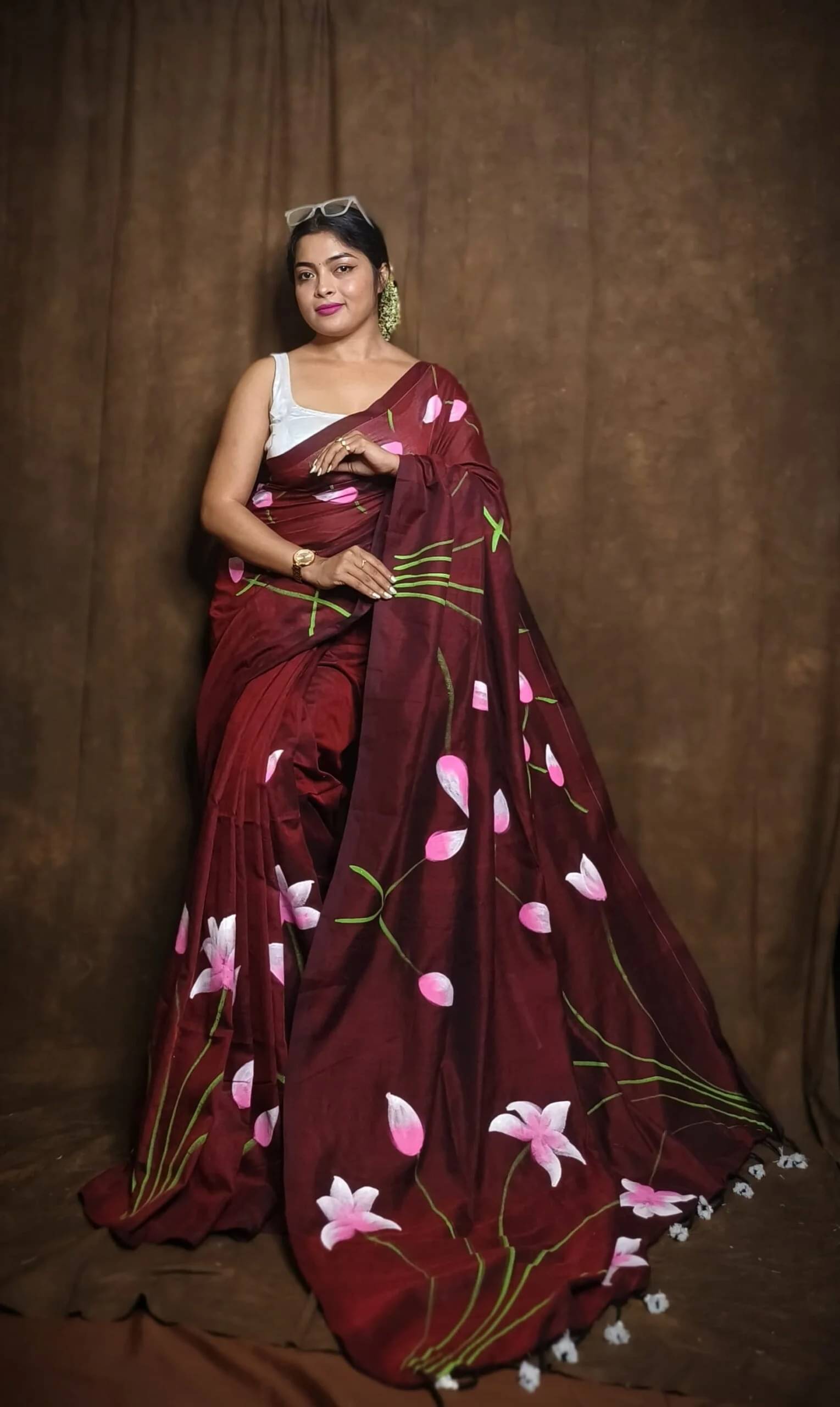 Apnisha Linen Printed Regular Saree With Unstitched Blouse Piece ( Maroon ) Apnisha Linen Printed Regular Saree With Unstitched Blouse Piece ( Maroon )