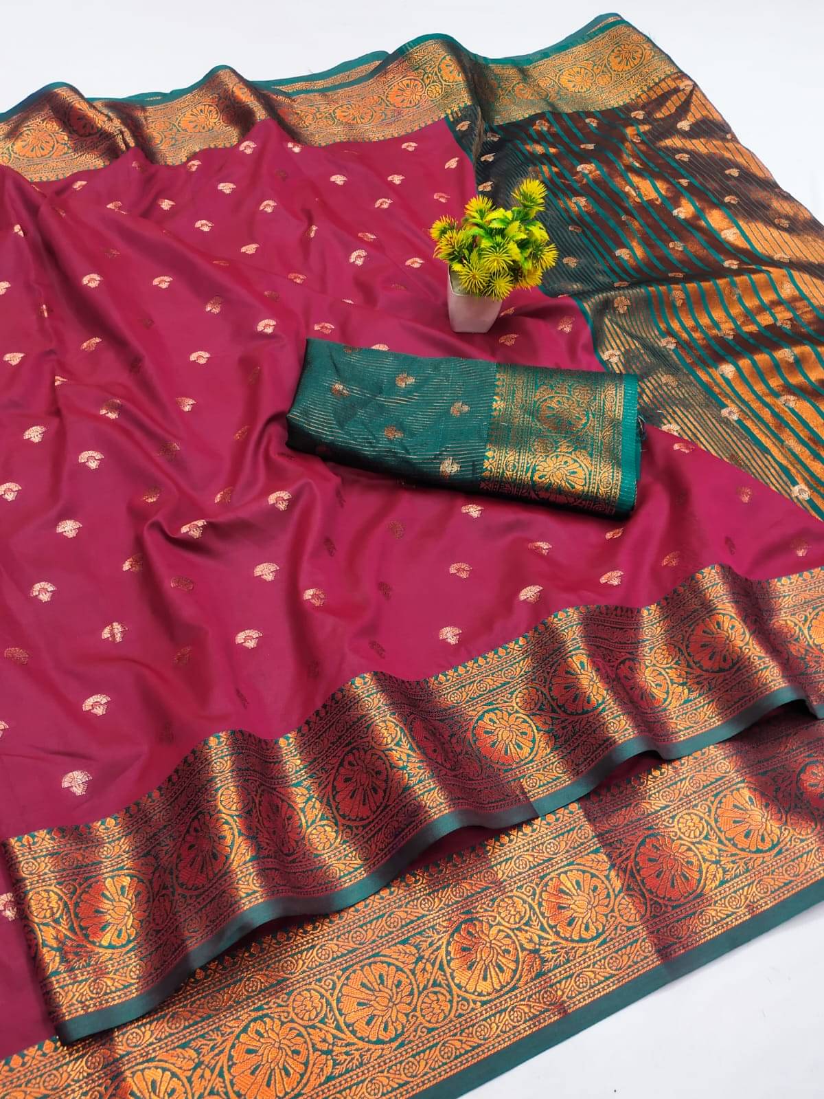     			Apnisha Silk Blend Solid Regular Saree With Unstitched Blouse Piece ( Pink )