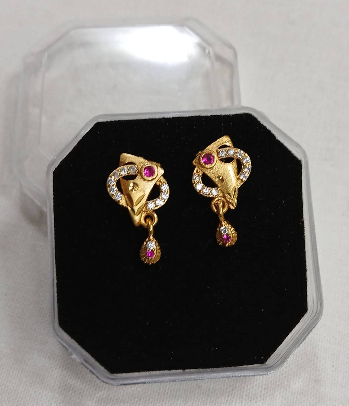     			HomeSpire Red Stud Earrings ( Pack of 1 )