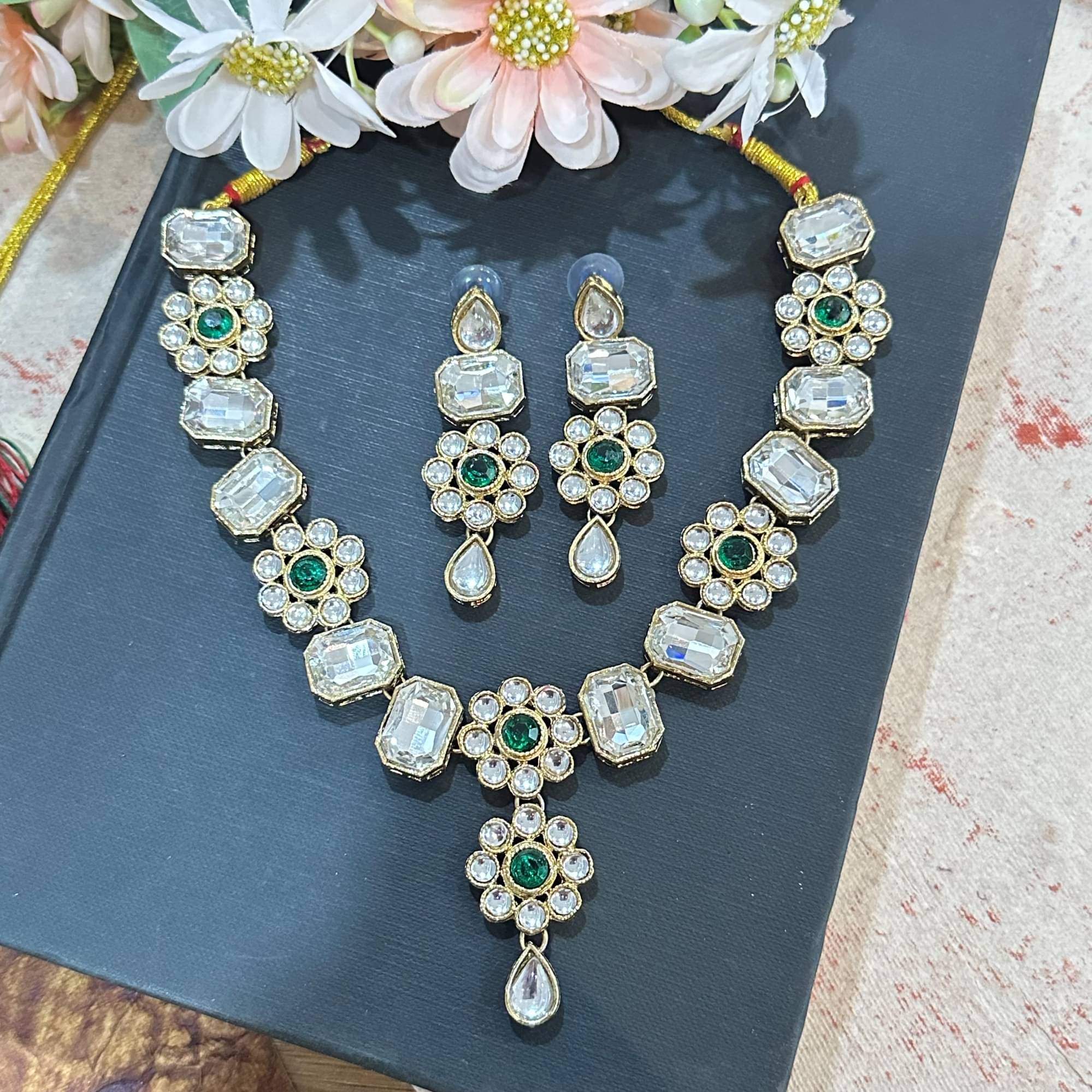     			JN HANDICRAFT Green Alloy Necklace Set ( Pack of 1 )