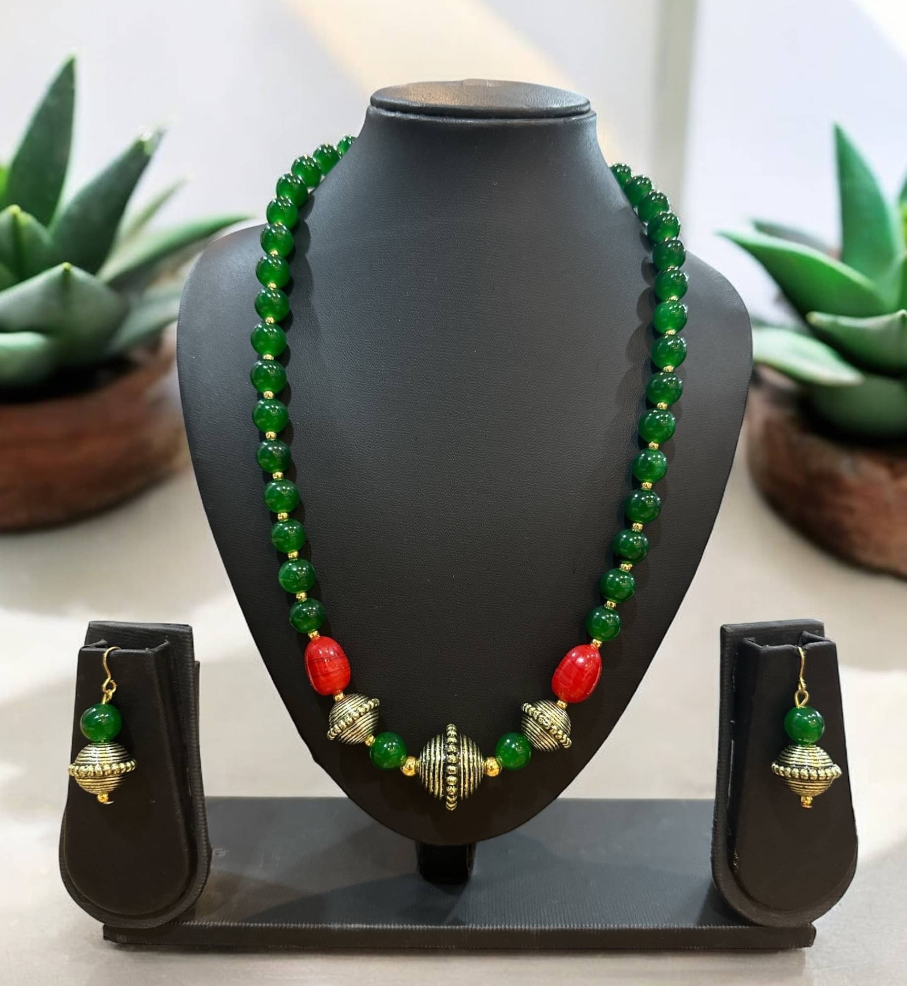     			JN HANDICRAFT Green Glass Necklace Set ( Pack of 1 )