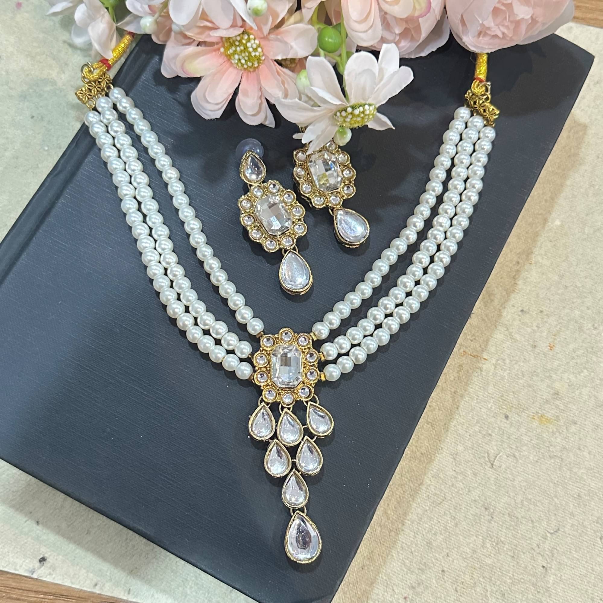     			JN HANDICRAFT White Alloy Necklace Set ( Pack of 1 )