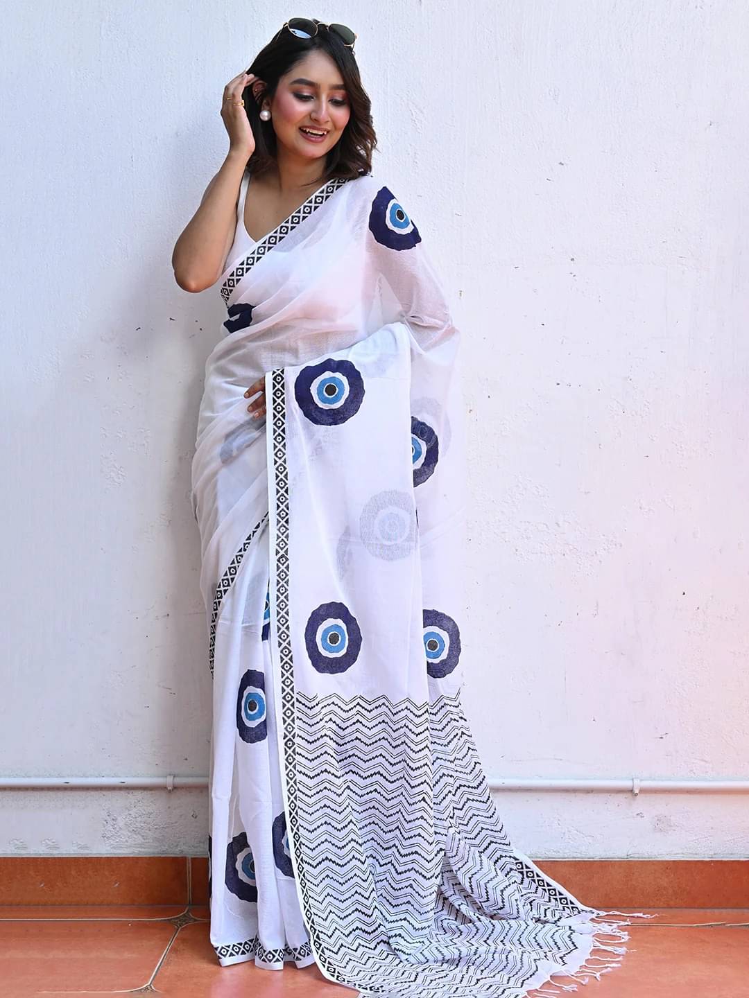 JULEE Linen Striped Regular Saree With Unstitched Blouse Piece ( White ) JULEE Linen Striped Regular Saree With Unstitched Blouse Piece ( White )