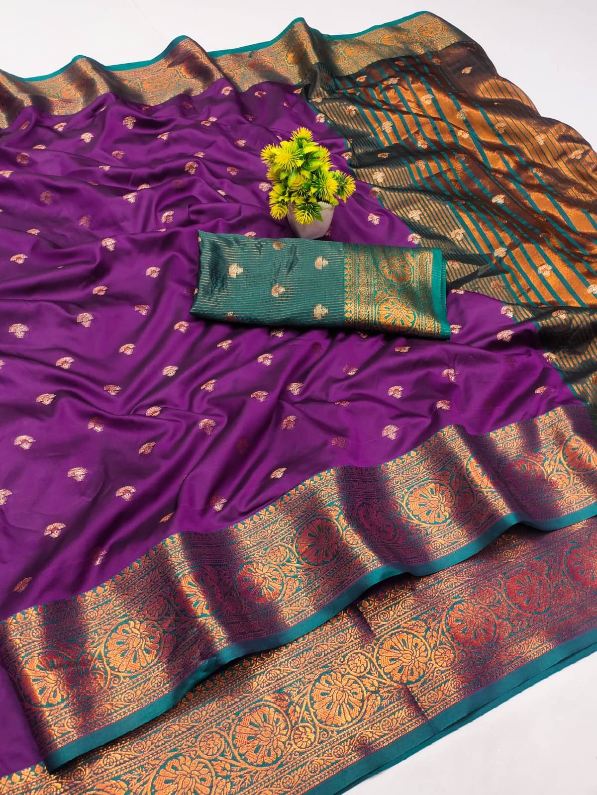     			JULEE Silk Blend Solid Regular Saree With Unstitched Blouse Piece ( Purple )