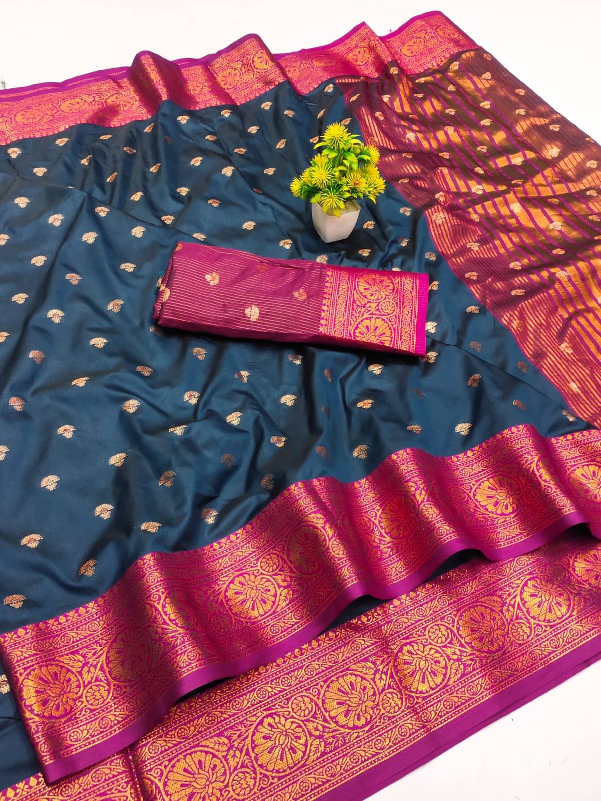    			JULEE Silk Blend Solid Regular Saree With Unstitched Blouse Piece ( Navy Blue )