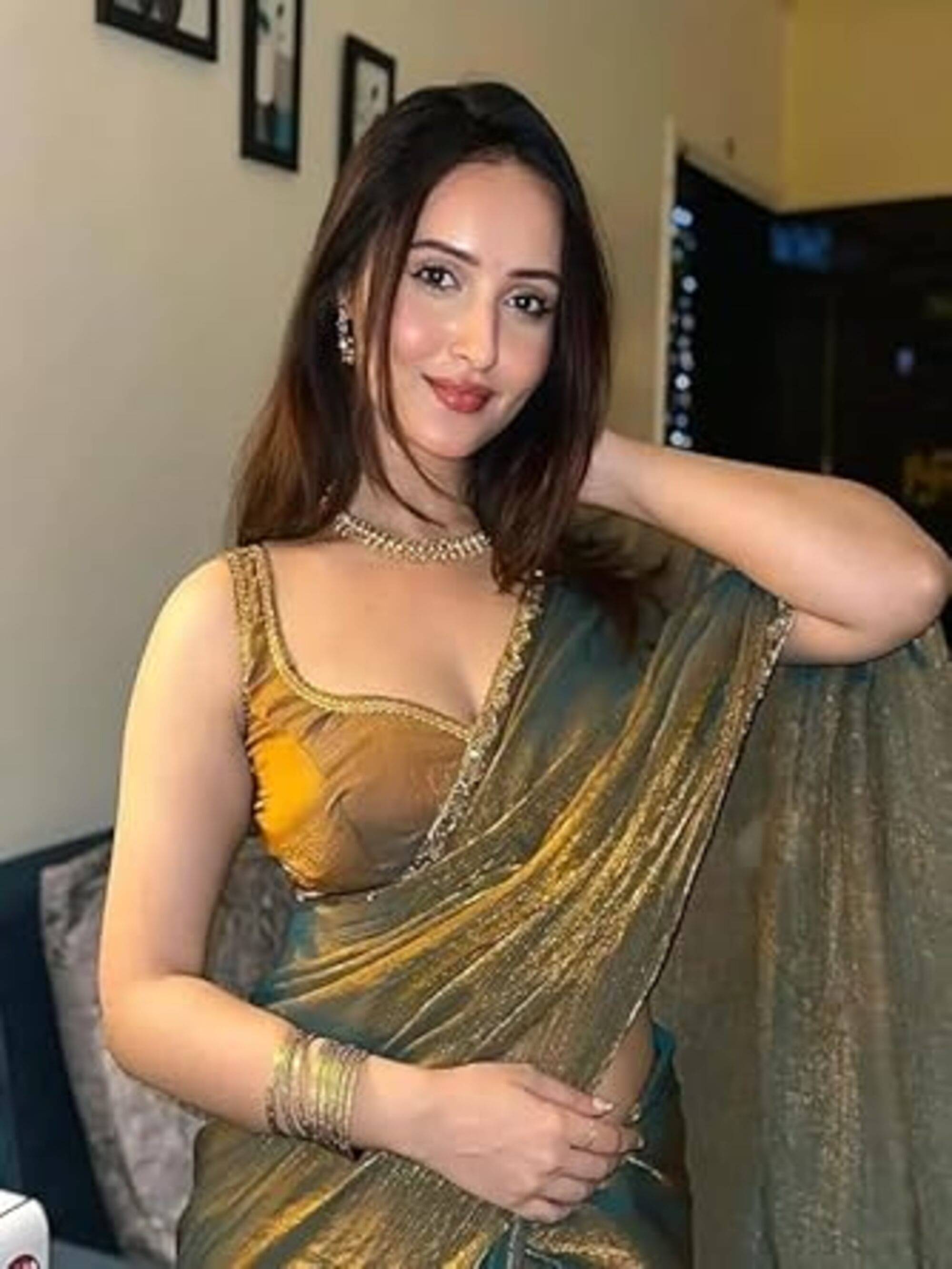 Keyura Jimmy Choo Self Design Regular Saree With Unstitched Blouse Piece ( Gold,Rama ) Keyura Jimmy Choo Self Design Regular Saree With Unstitched Blouse Piece ( Gold,Rama )