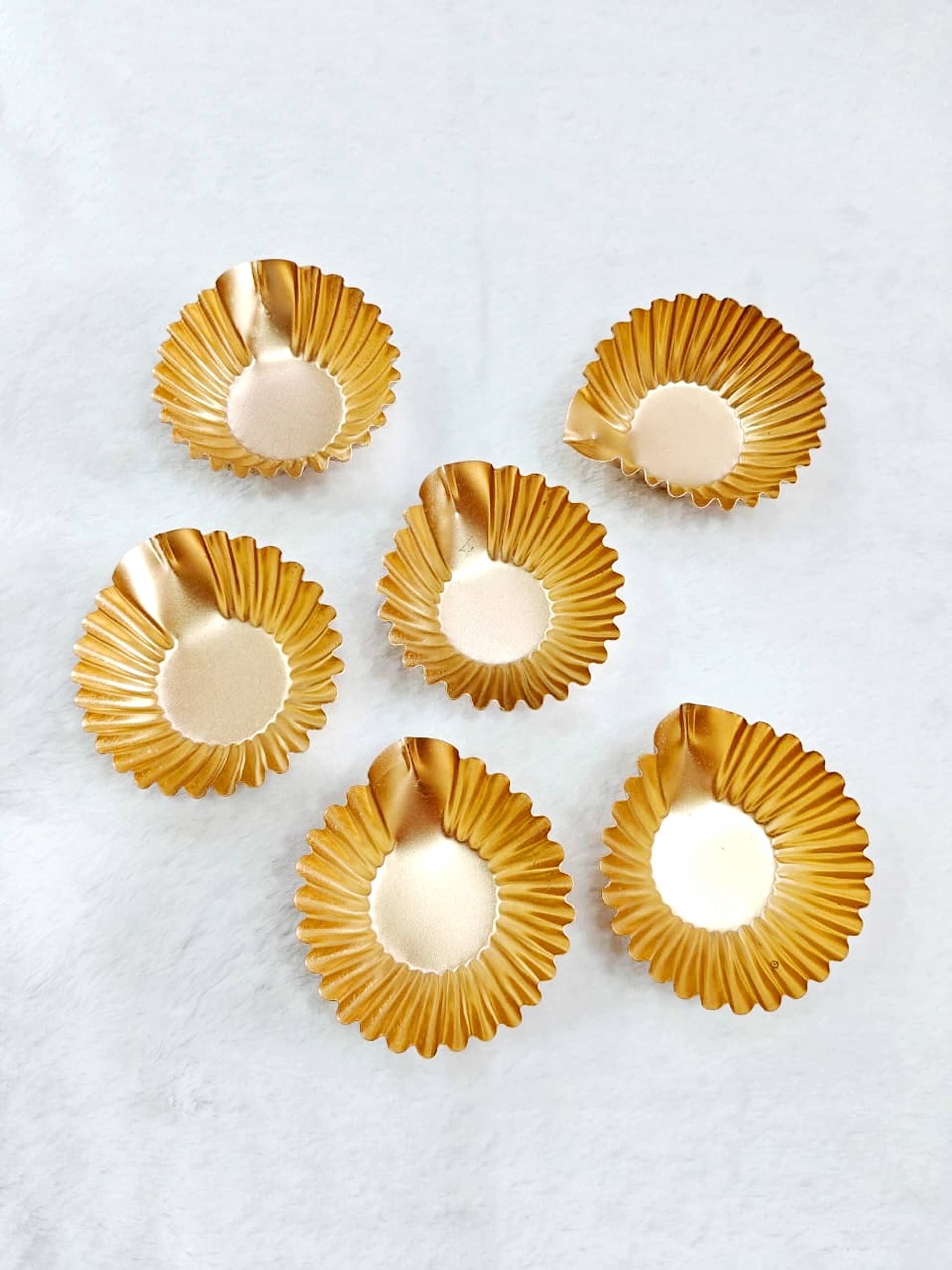     			PRANSUNITA Candle Making Metal Urli â 4 inch- Designer Mold- for DIY Candle Making - Tea-Light Candles- Diwali Home DÃ©cor â 5 pcs â Golden Color (Diya Design)