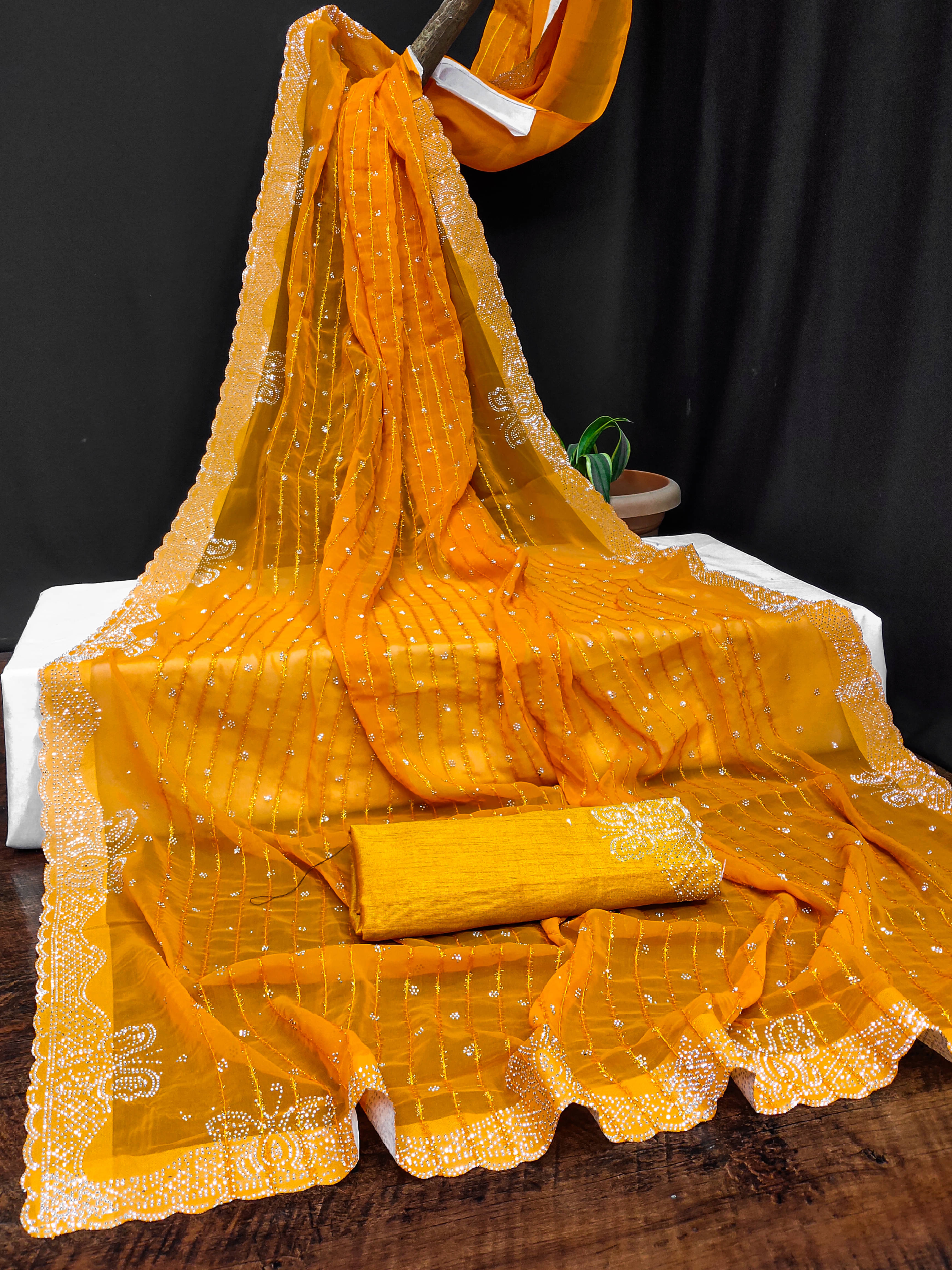     			Sareez House Georgette Solid Regular Saree With Unstitched Blouse Piece ( Gold )