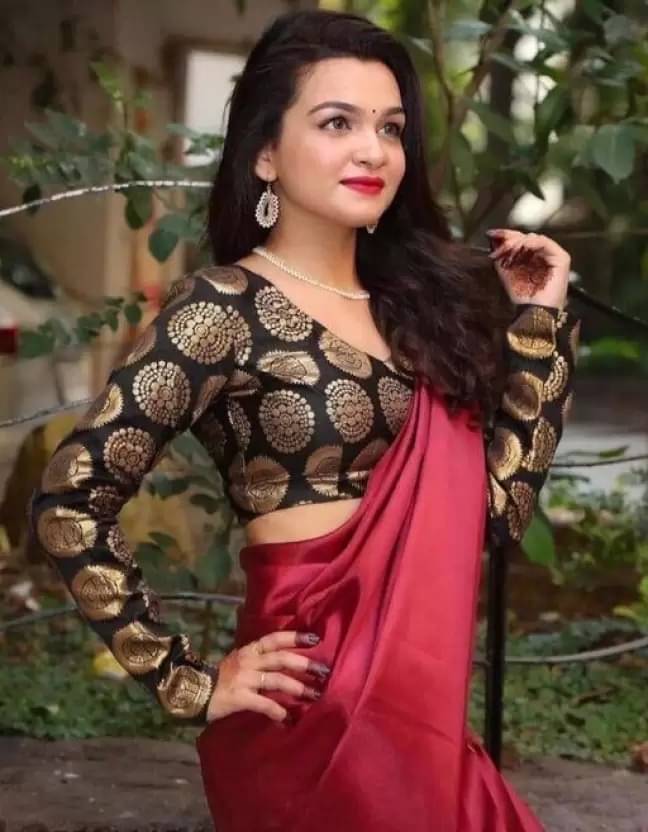     			varutex Satin Solid Regular Saree With Unstitched Blouse Piece ( Red )
