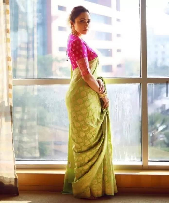     			varutex Silk Woven Regular Saree With Unstitched Blouse Piece ( Green )