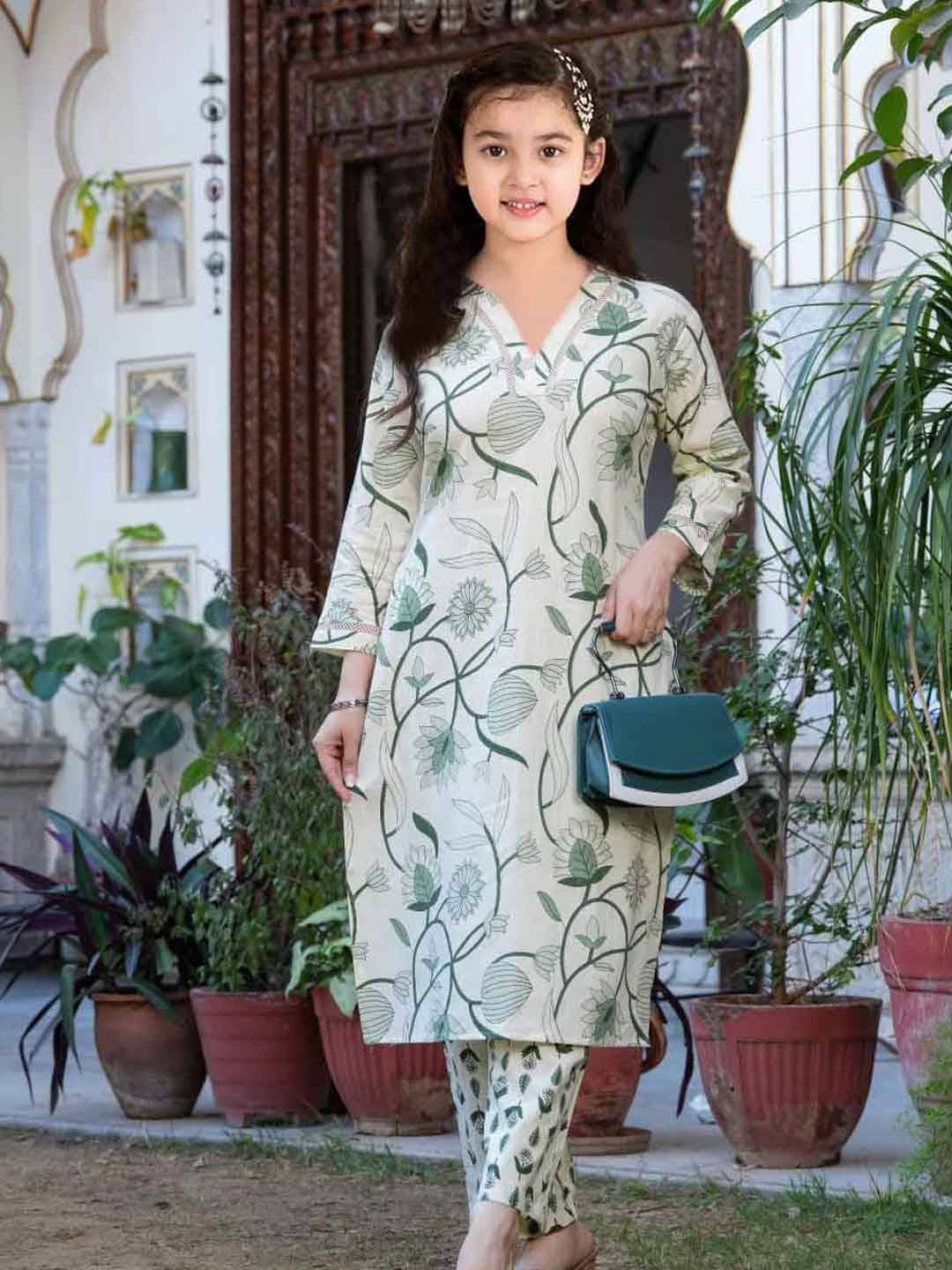    			A TO Z CART Girls Rayon Kurti with Pants ( Pack of 1 , White )