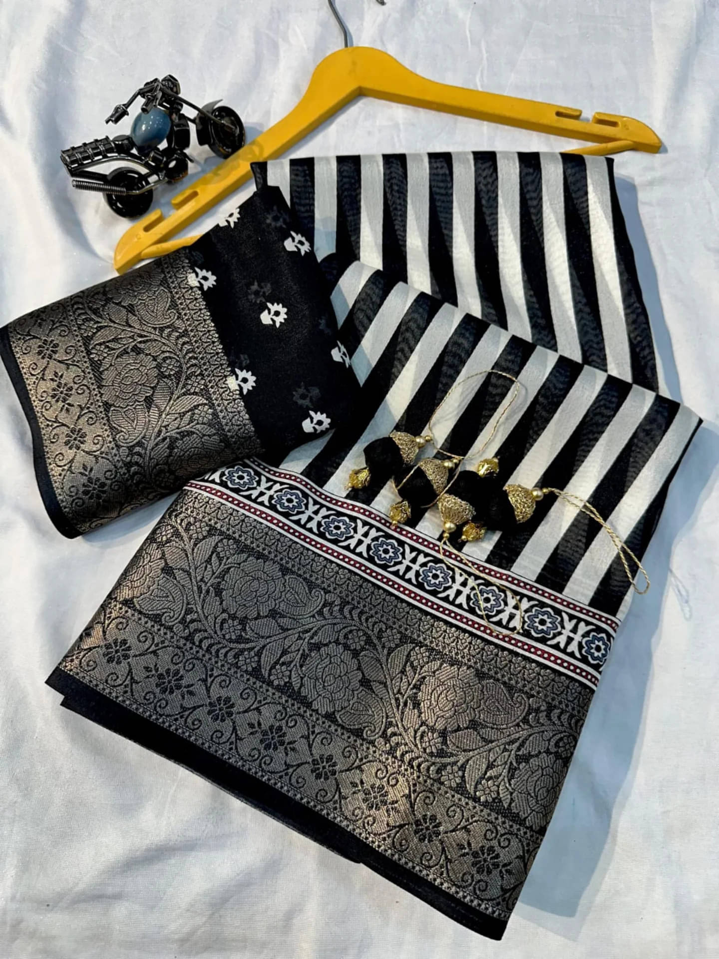 INDIAN SILKS Organza Printed Regular Saree With Unstitched Blouse Piece ( Black ) INDIAN SILKS Organza Printed Regular Saree With Unstitched Blouse Piece ( Black )