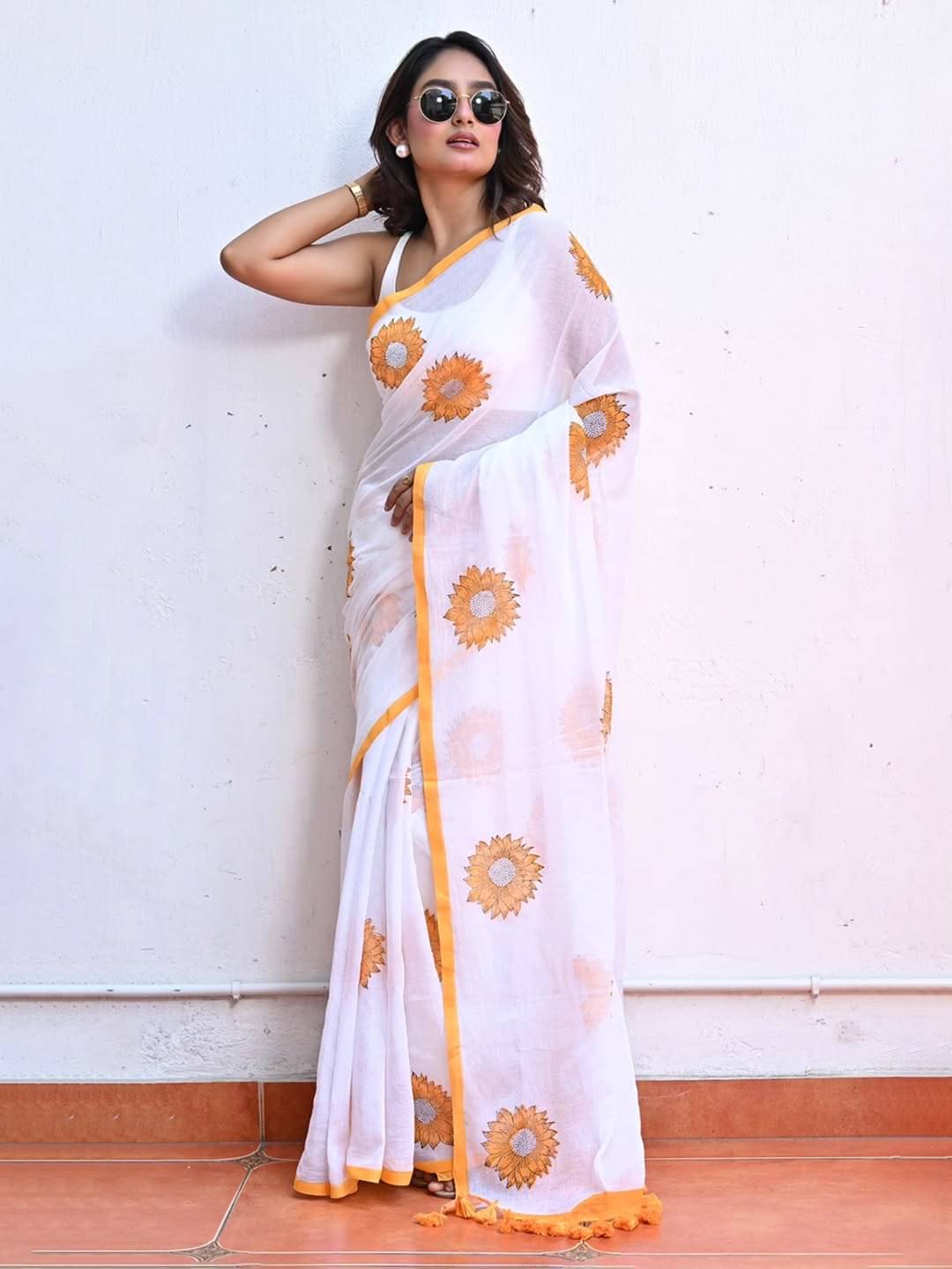 Aika Linen Printed Regular Saree With Unstitched Blouse Piece ( White ) Aika Linen Printed Regular Saree With Unstitched Blouse Piece ( White )