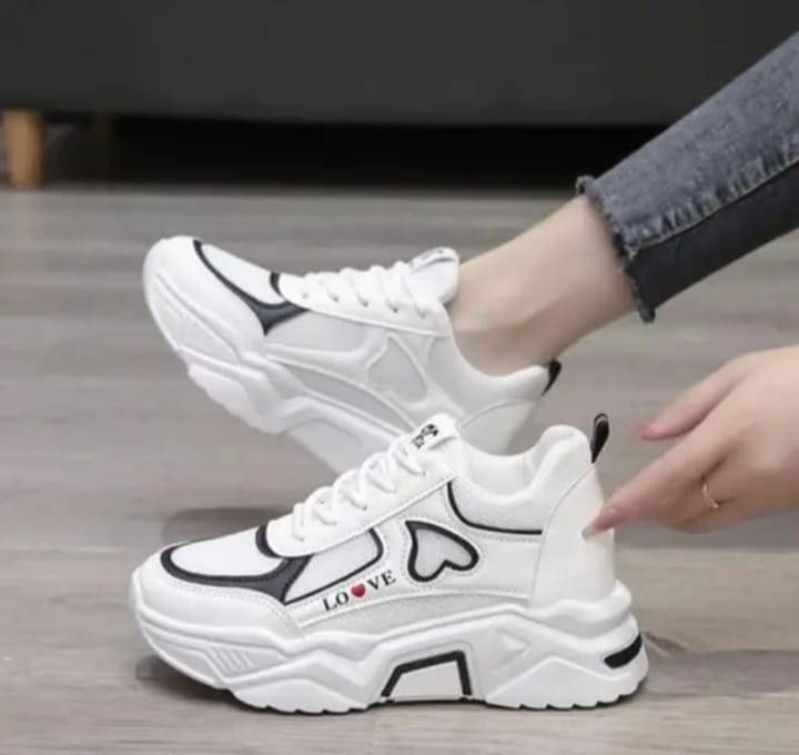     			Bolinzer White Women's Sneakers