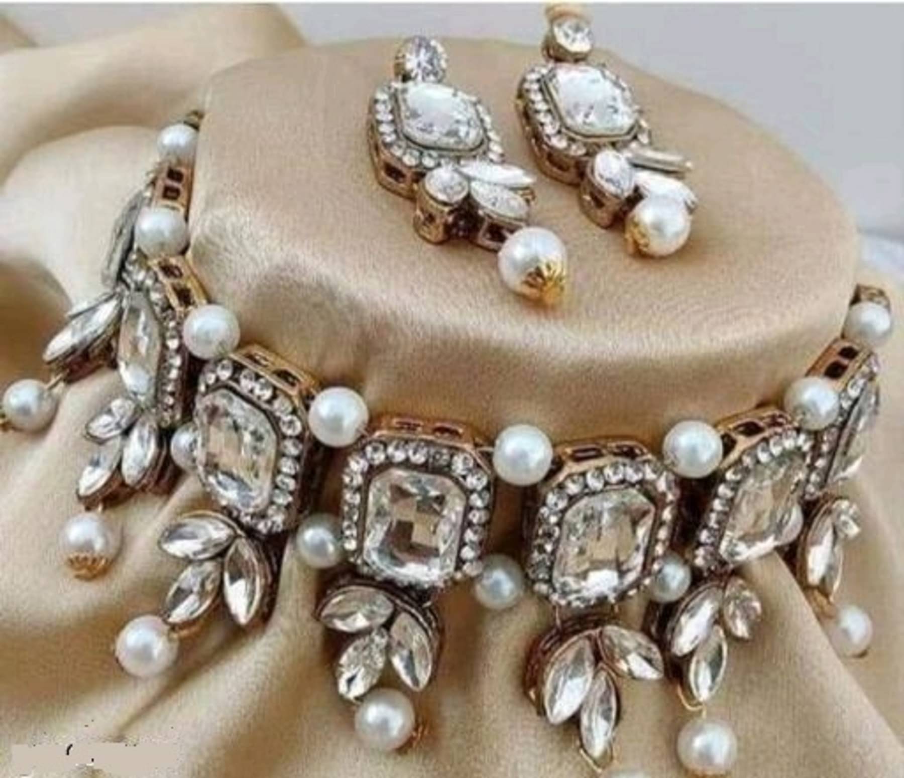     			JEWEL White Crystal Necklace Set ( Pack of 1 )