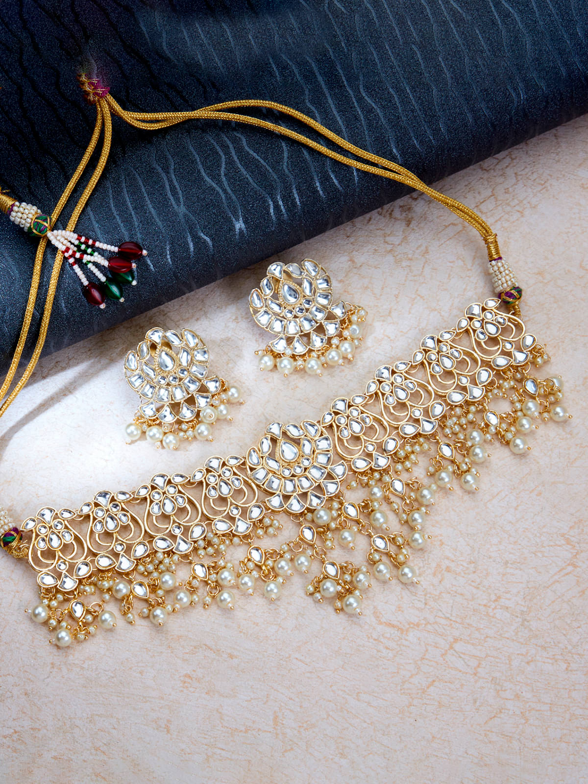     			Sukkhi White Alloy Necklace Set ( Pack of 1 )