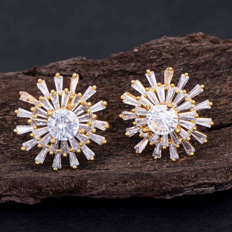     			Sukkhi Gold Stud Earrings ( Pack of 1 )