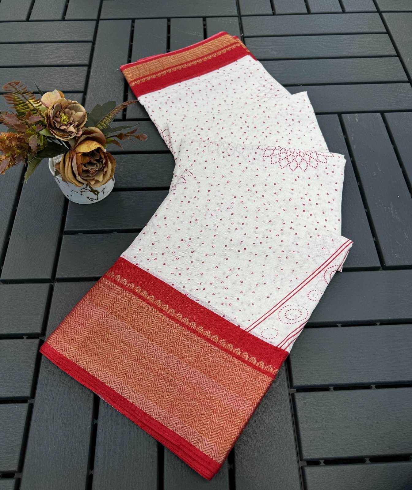 THE PRIVATE LABLE Viscose Printed Regular Saree With Unstitched Blouse Piece ( Red ) THE PRIVATE LABLE Viscose Printed Regular Saree With Unstitched Blouse Piece ( Red )