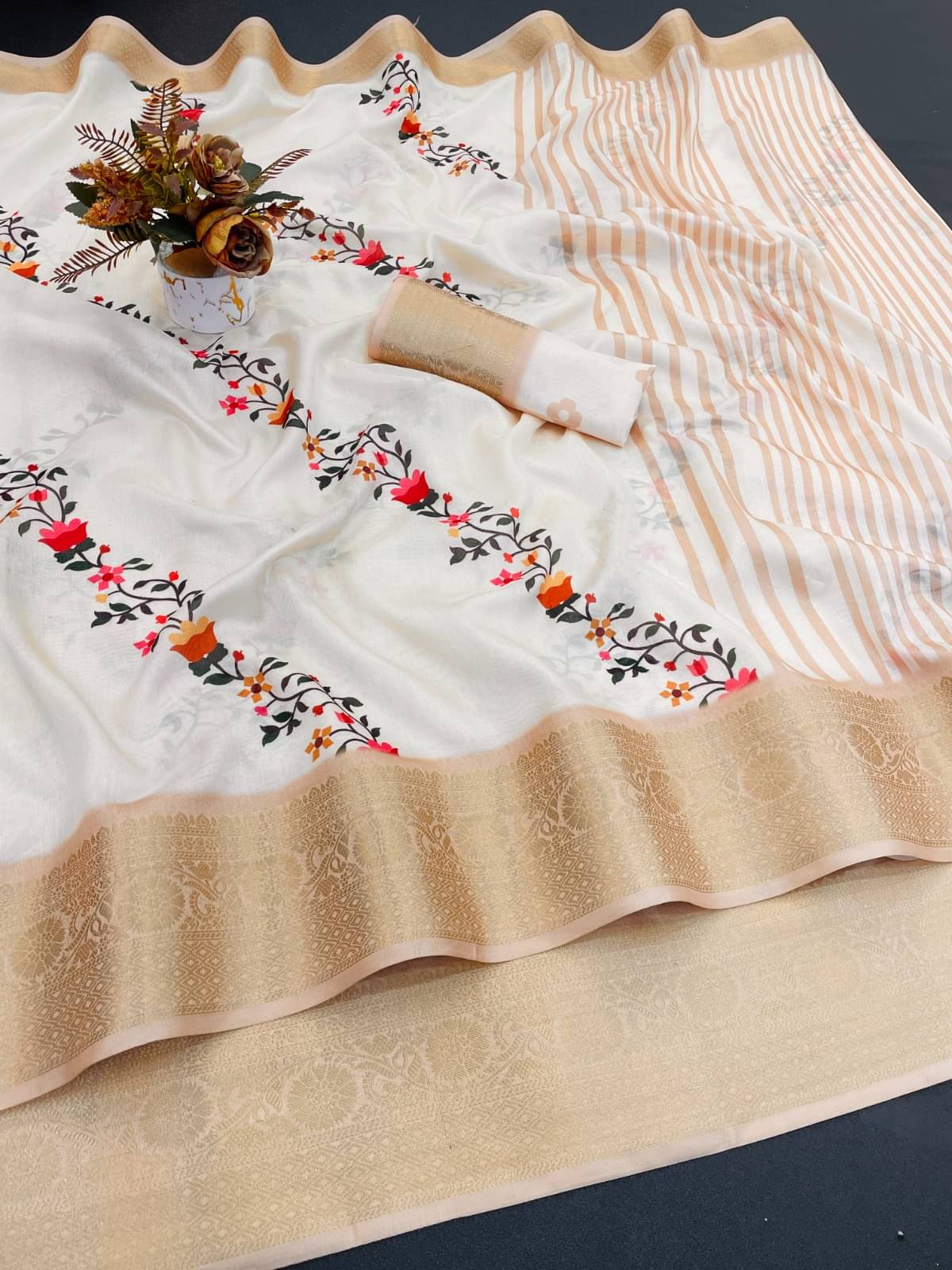     			THE PRIVATE LABLE Viscose Printed Banarasi saree With Unstitched Blouse Piece ( Cream )