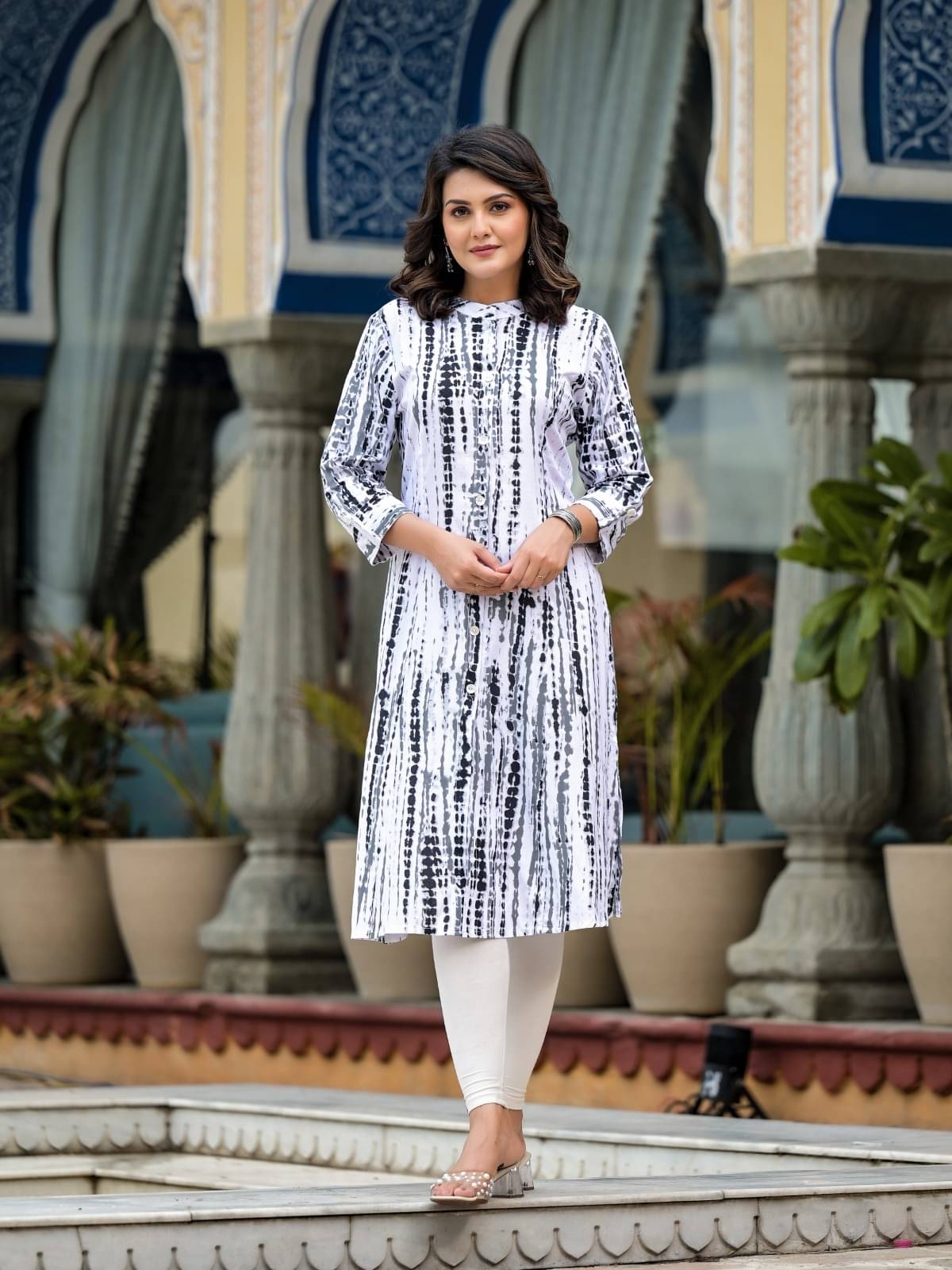 Lee Moda Women Viscose Rayon Printed Straight Kurti ( Black )     			Lee Moda Women Viscose Rayon Printed Straight Kurti ( Black )