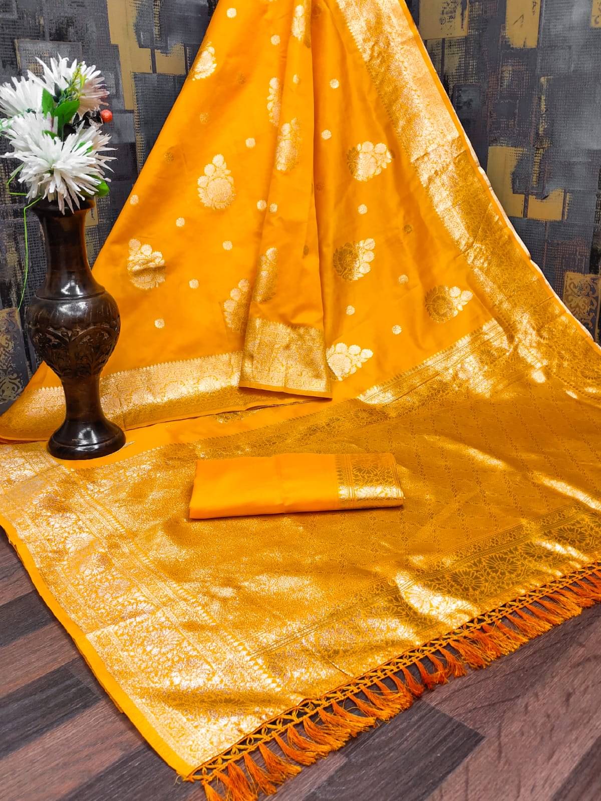 Nil Madhav Art Art Silk Embellished Banarasi saree With Unstitched Blouse Piece ( Yellow,Navy Blue )     			Nil Madhav Art Art Silk Embellished Banarasi saree With Unstitched Blouse Piece ( Yellow,Navy Blue )