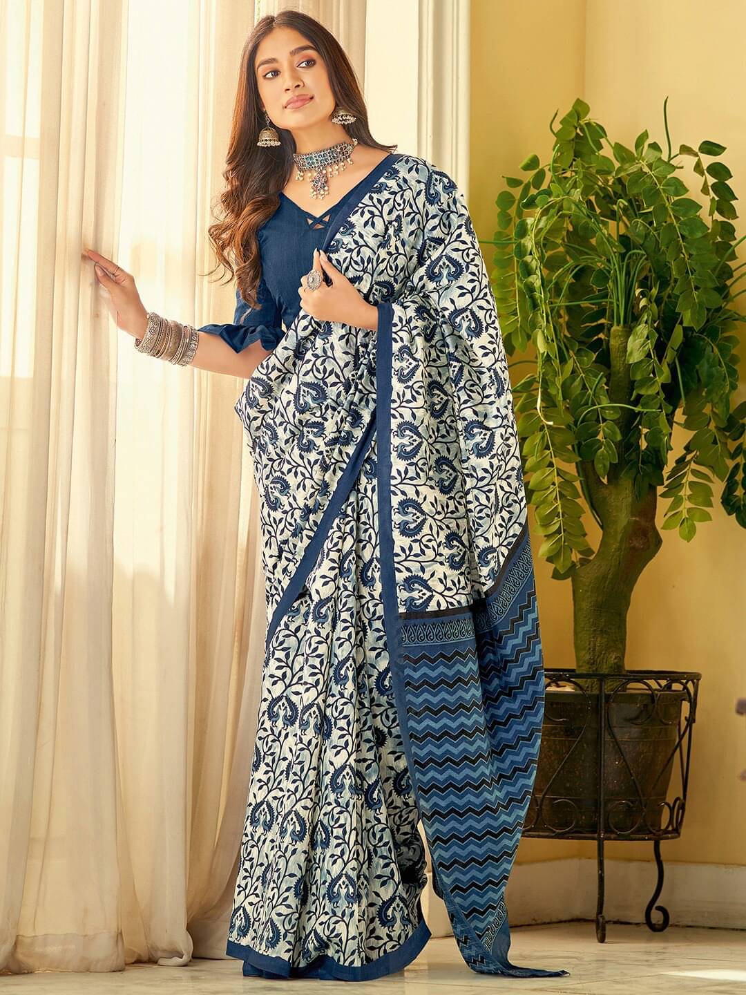     			SATVASHIV Cotton Blend Printed Regular Saree With Unstitched Blouse Piece ( White )