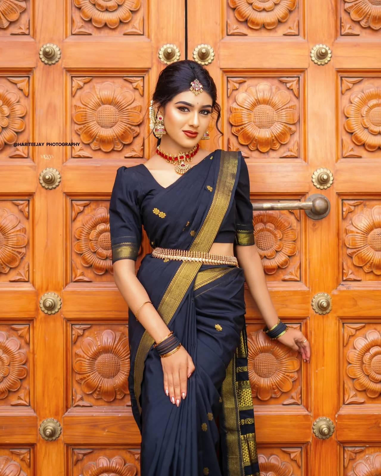     			SATVASHIV Silk Blend Self Design Regular Saree With Unstitched Blouse Piece ( Black )
