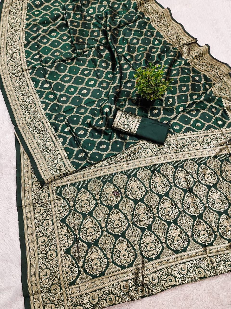     			THE PRIVATE LABLE Silk Blend Printed Regular Saree With Unstitched Blouse Piece ( Green )