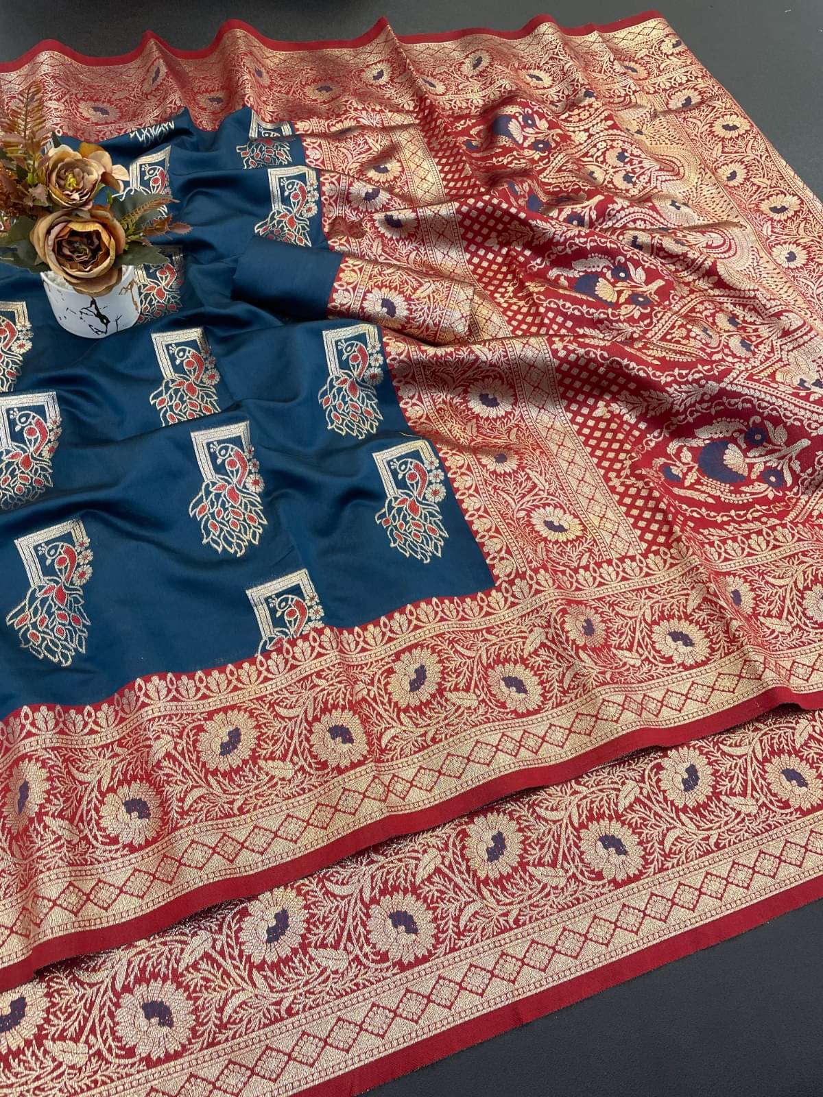     			THE PRIVATE LABLE Viscose Printed Regular Saree With Unstitched Blouse Piece ( Navy Blue )