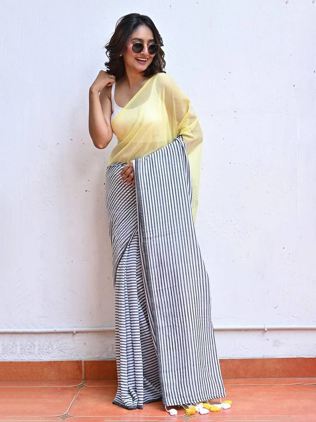     			Aika Linen Striped Regular Saree With Unstitched Blouse Piece ( Black )