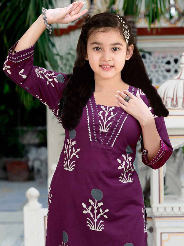     			Bholukart Girls Cotton Blend Kurti with Pants ( Pack of 1 , Maroon )