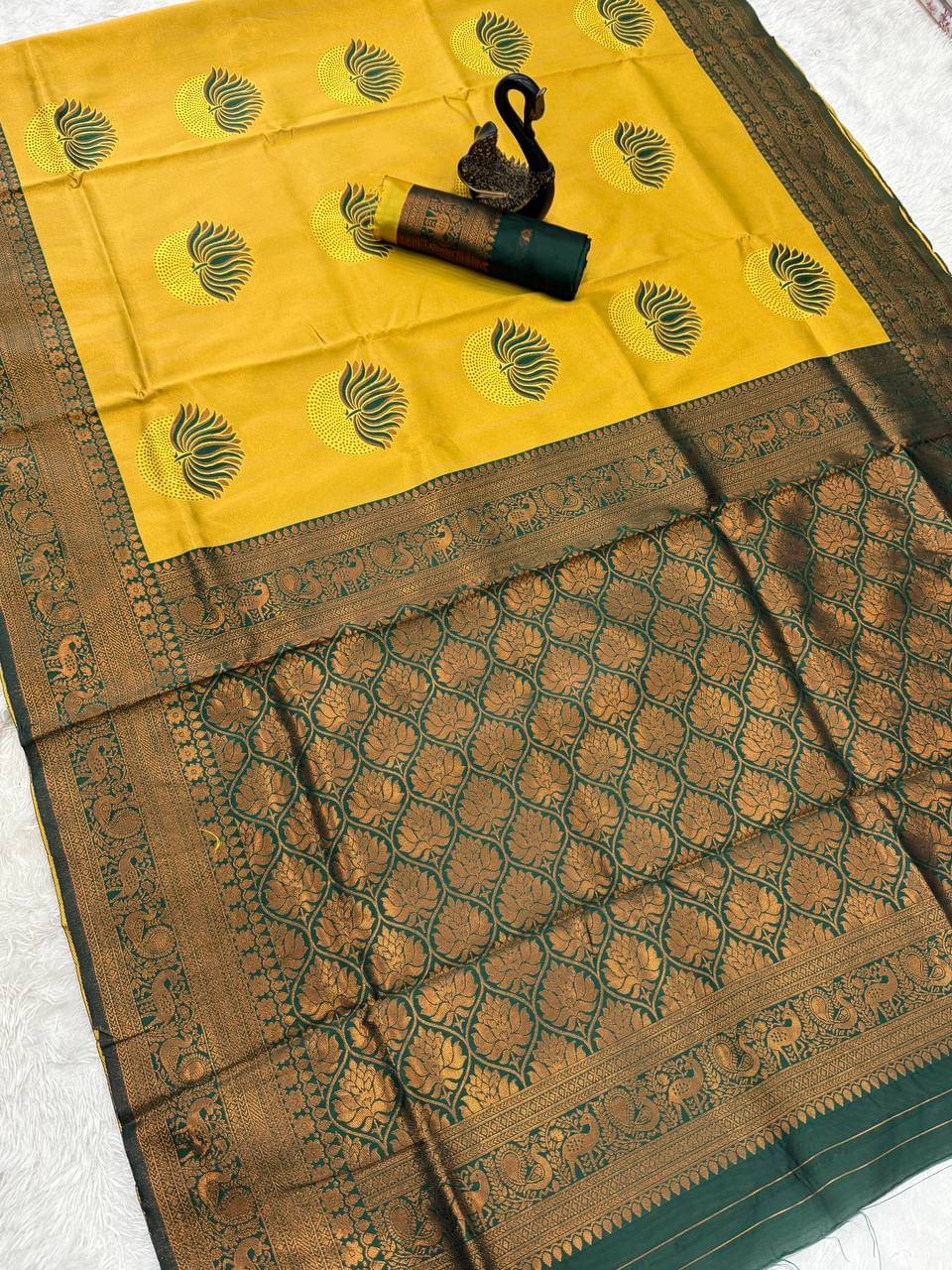     			INDIAN SILKS Silk Blend Woven Regular Saree With Unstitched Blouse Piece ( Yellow )