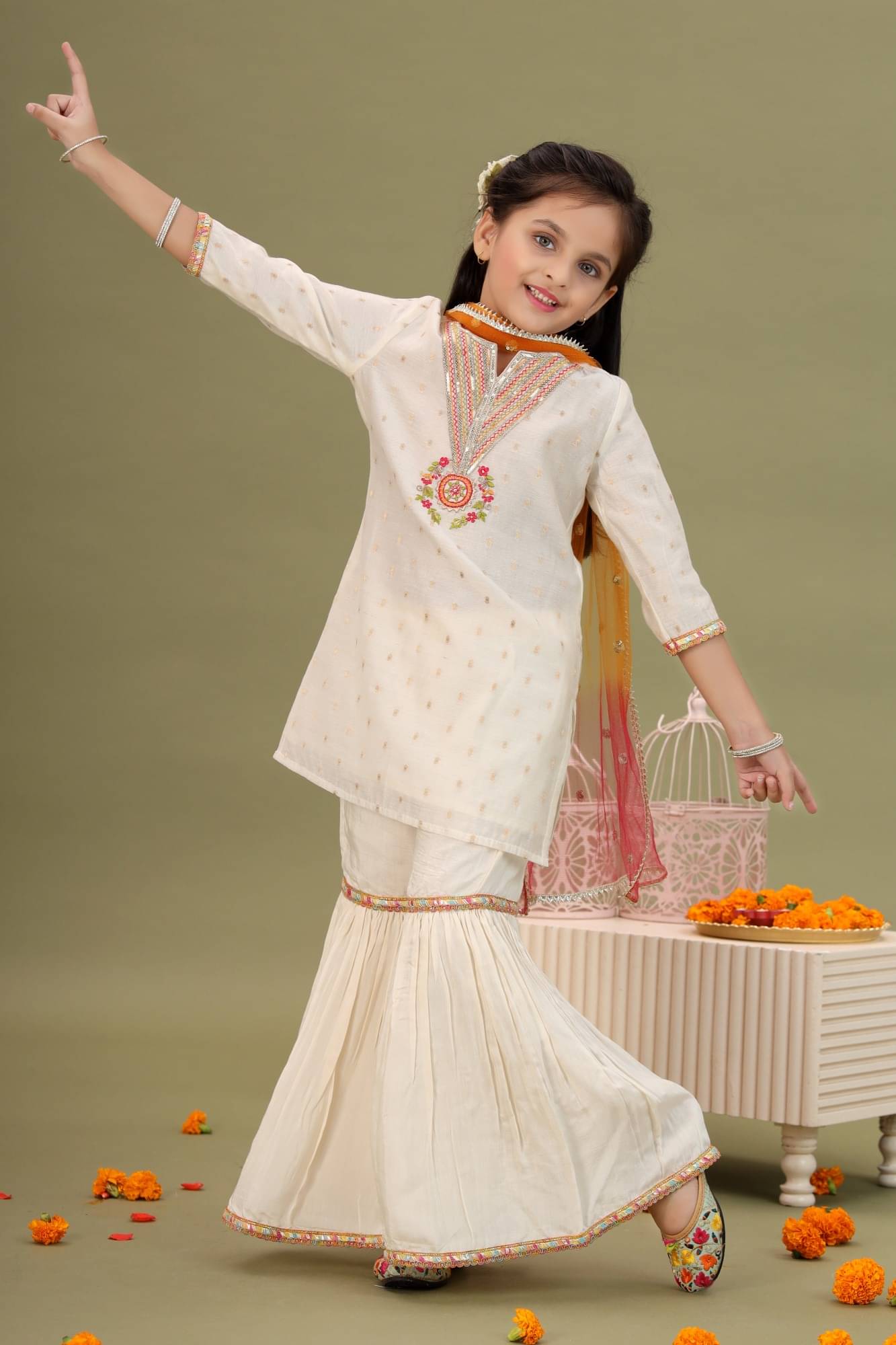     			MASTARANG Girls Brocade Kurti with Sharara ( Pack of 1 , Off White )