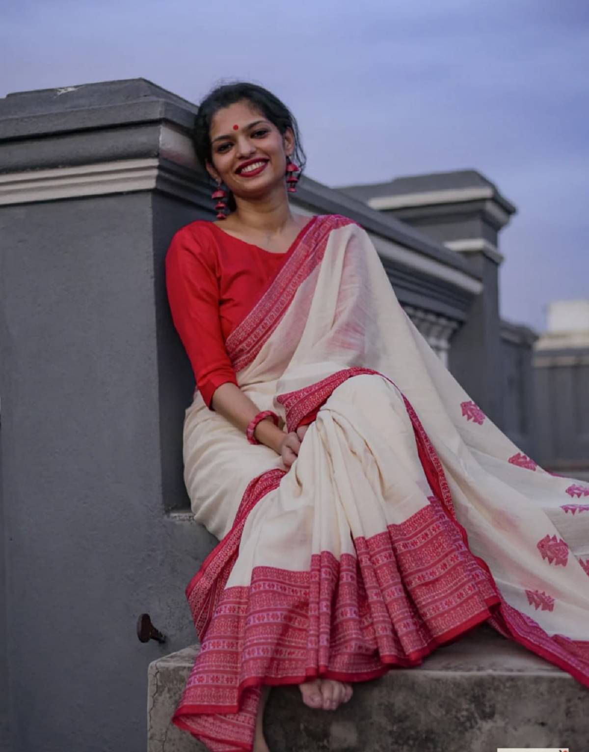     			SATVASHIV Chanderi Woven Regular Saree With Unstitched Blouse Piece ( Red )