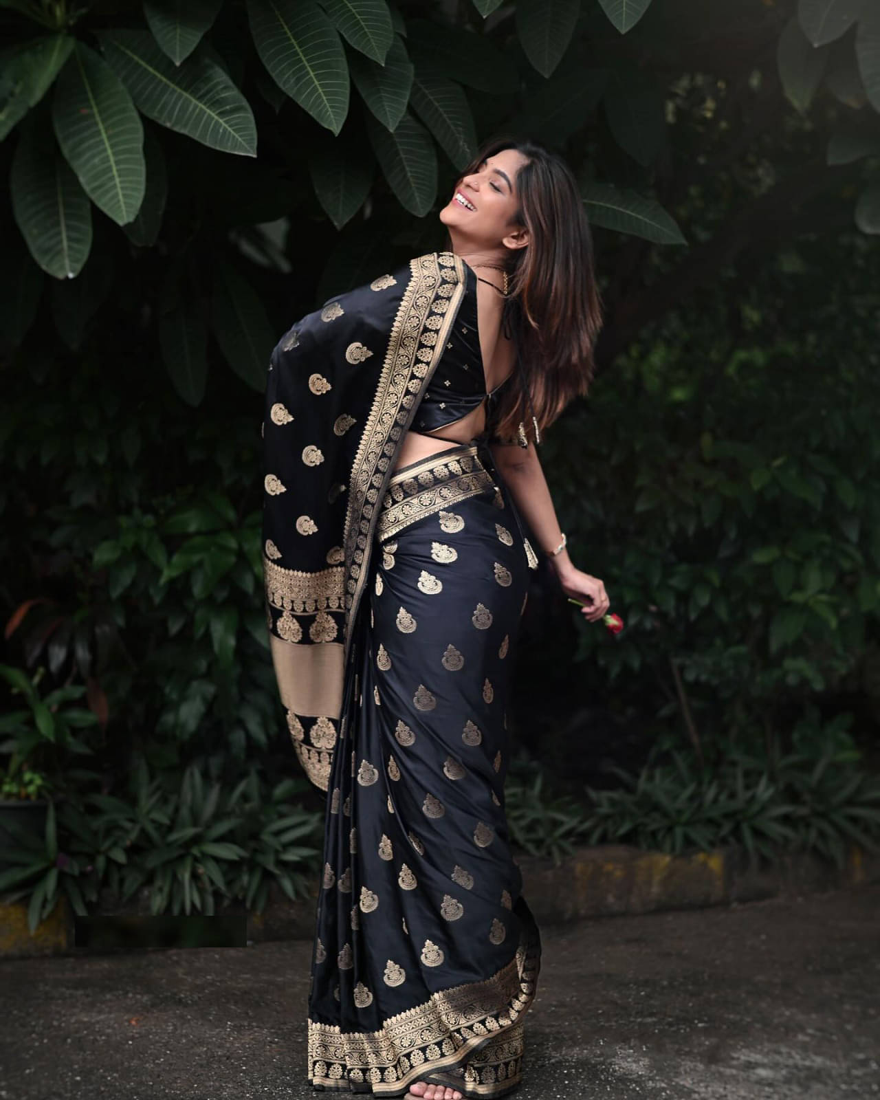 SATVASHIV Jacquard Woven Regular Saree With Unstitched Blouse Piece ( Black ) SATVASHIV Jacquard Woven Regular Saree With Unstitched Blouse Piece ( Black )