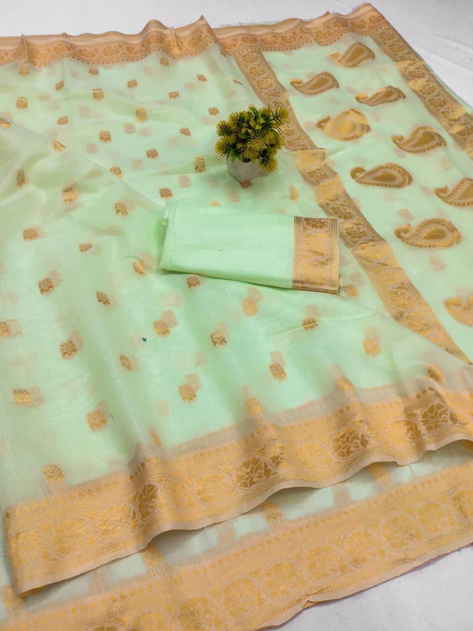     			THE PRIVATE LABLE Silk Blend Printed Regular Saree With Unstitched Blouse Piece ( Green )