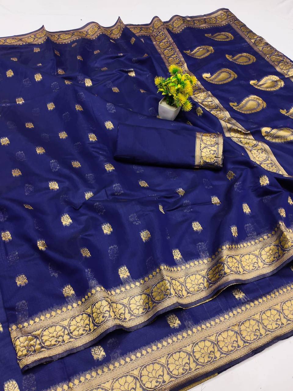     			THE PRIVATE LABLE Silk Blend Printed Regular Saree With Unstitched Blouse Piece ( Navy Blue )
