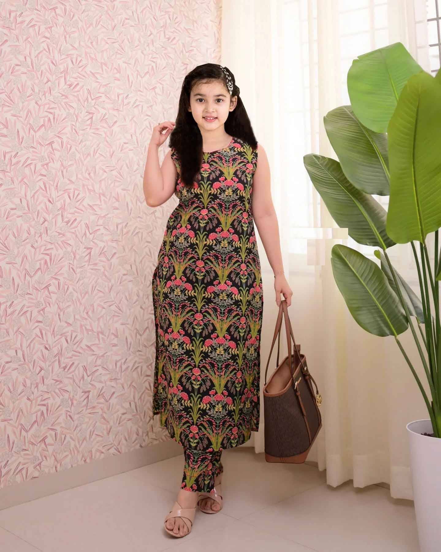     			Aika Girls Rayon Kurti with Pants ( Pack of 1 , Black )