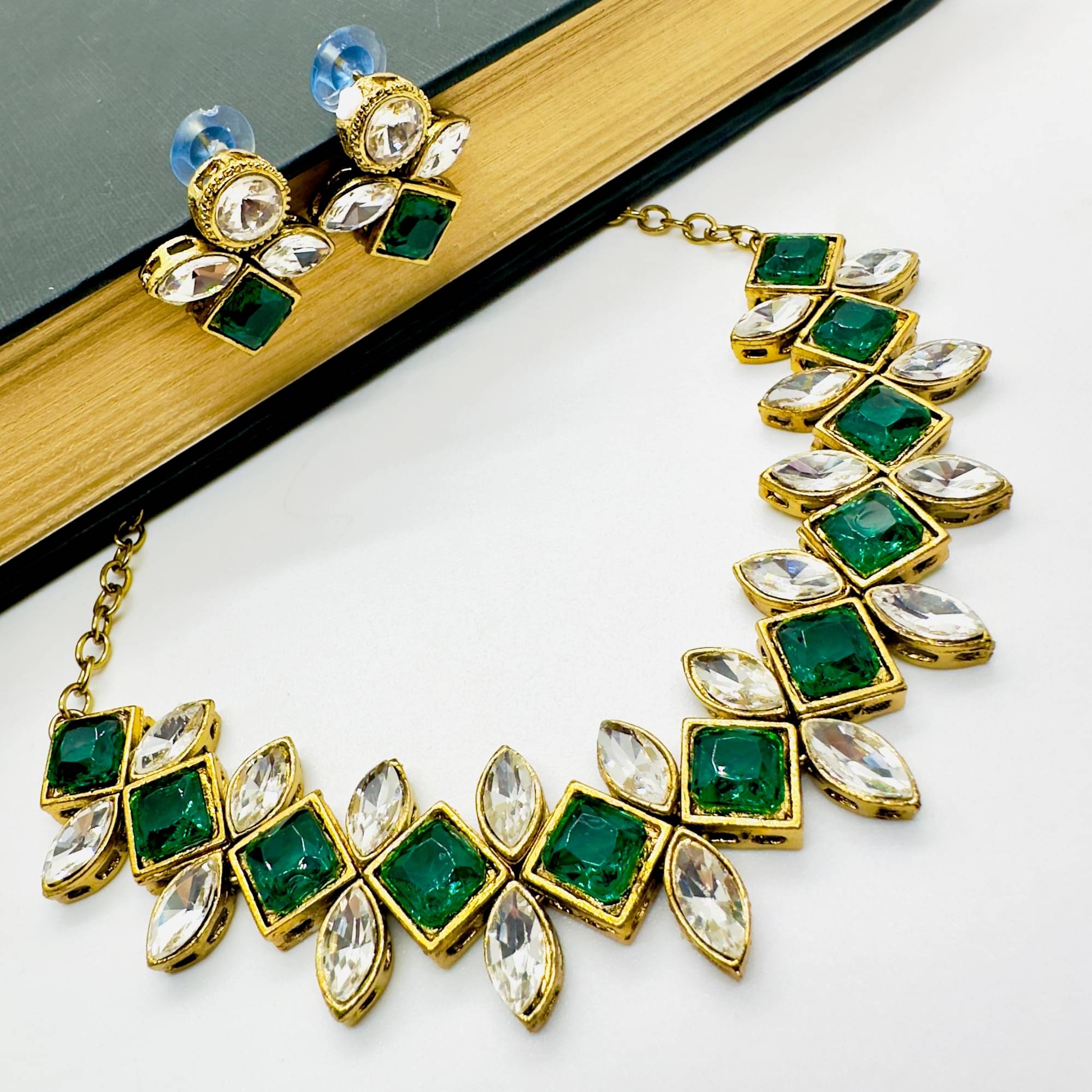     			JN HANDICRAFT Green Alloy Necklace Set ( Pack of 1 )