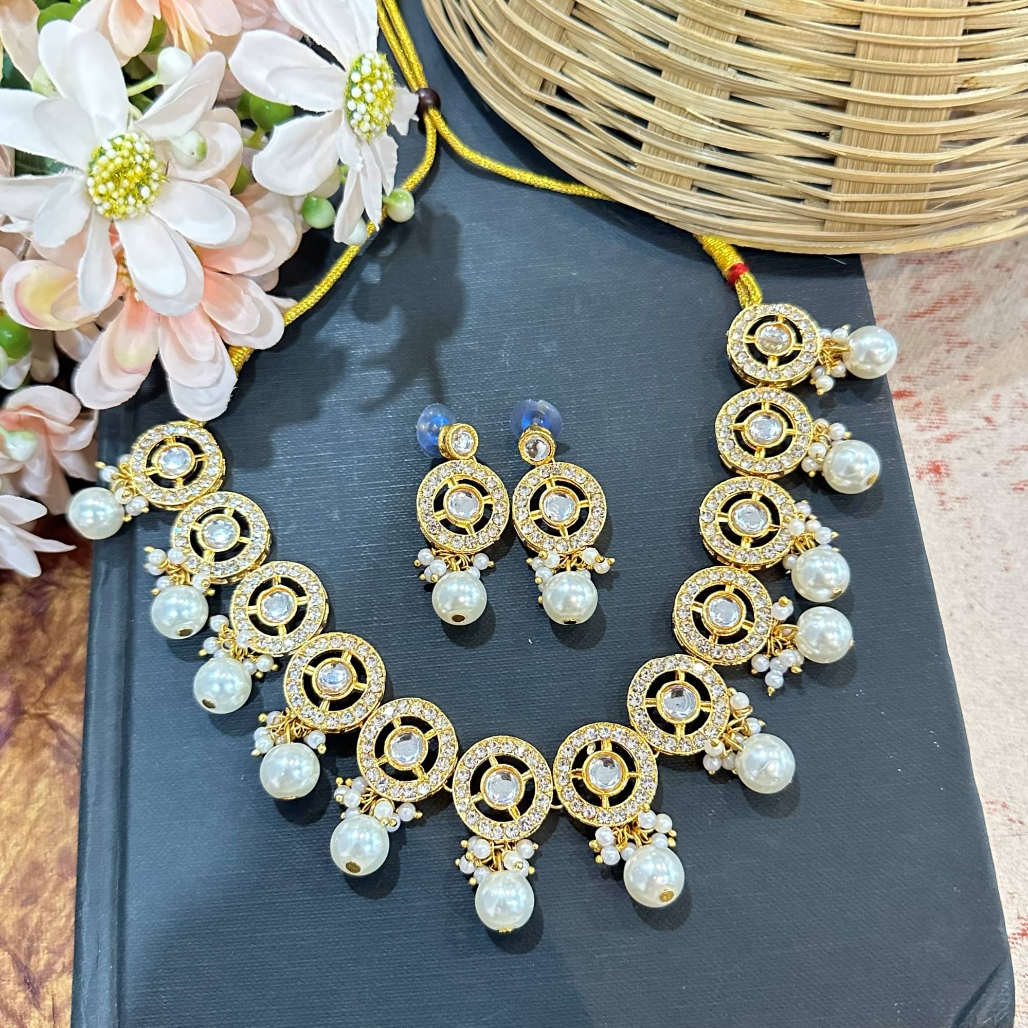     			JN HANDICRAFT White Alloy Necklace Set ( Pack of 1 )