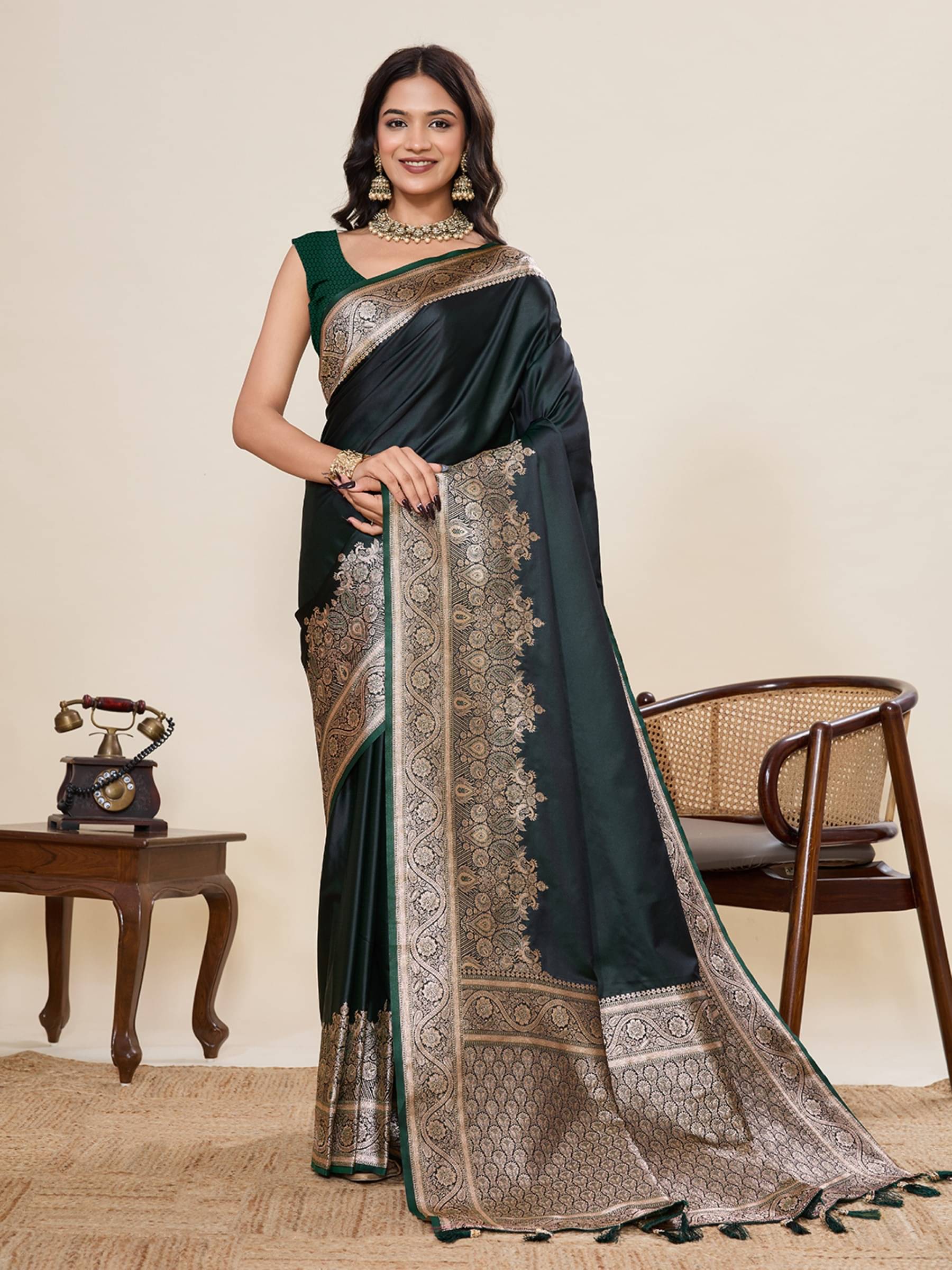 Rangtulika Ethnics Silk Solid Banarasi saree With Unstitched Blouse Piece ( Green ) Rangtulika Ethnics Silk Solid Banarasi saree With Unstitched Blouse Piece ( Green )
