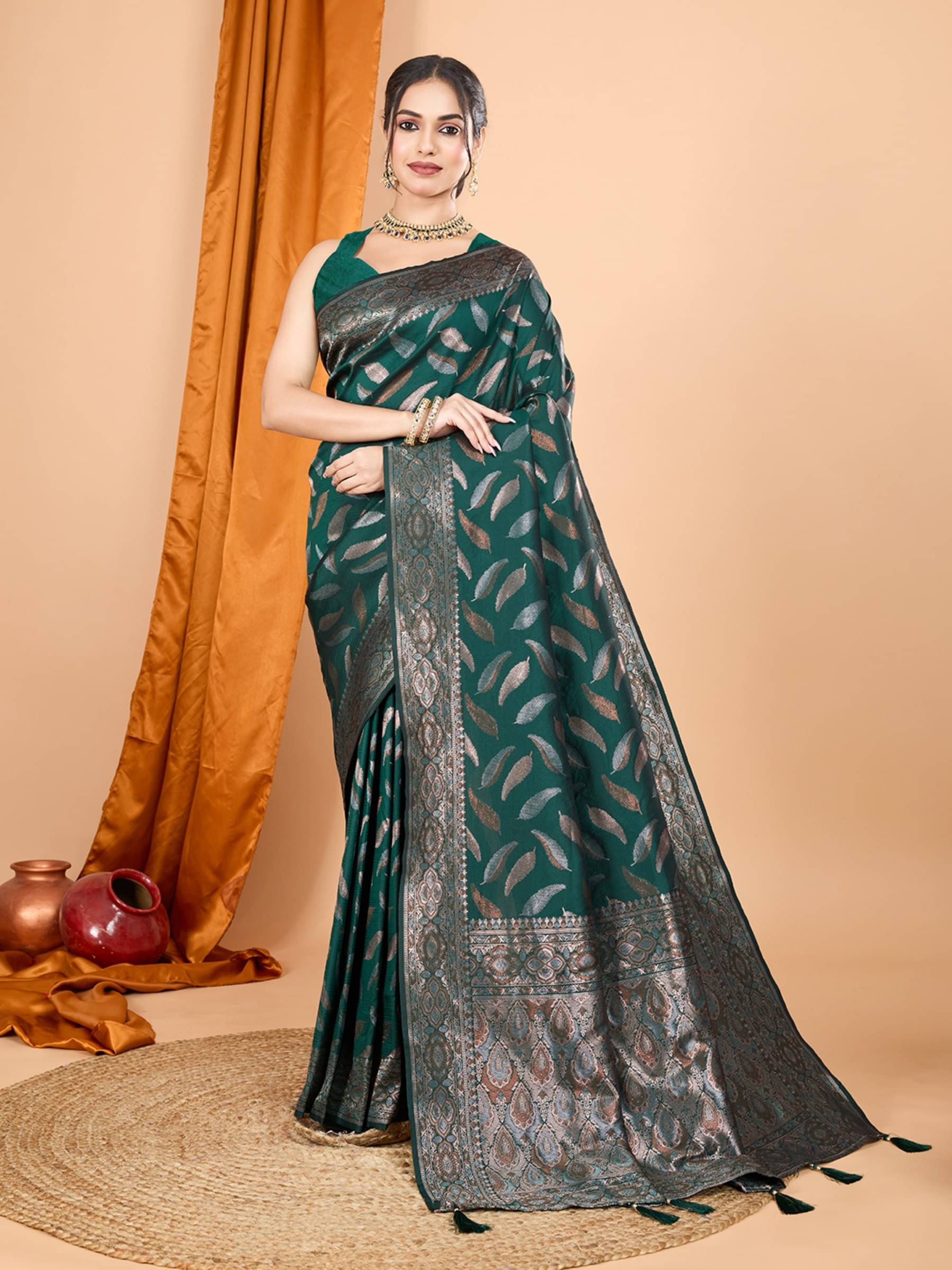     			Rangtulika Ethnics Silk Woven Banarasi saree With Unstitched Blouse Piece ( Green )