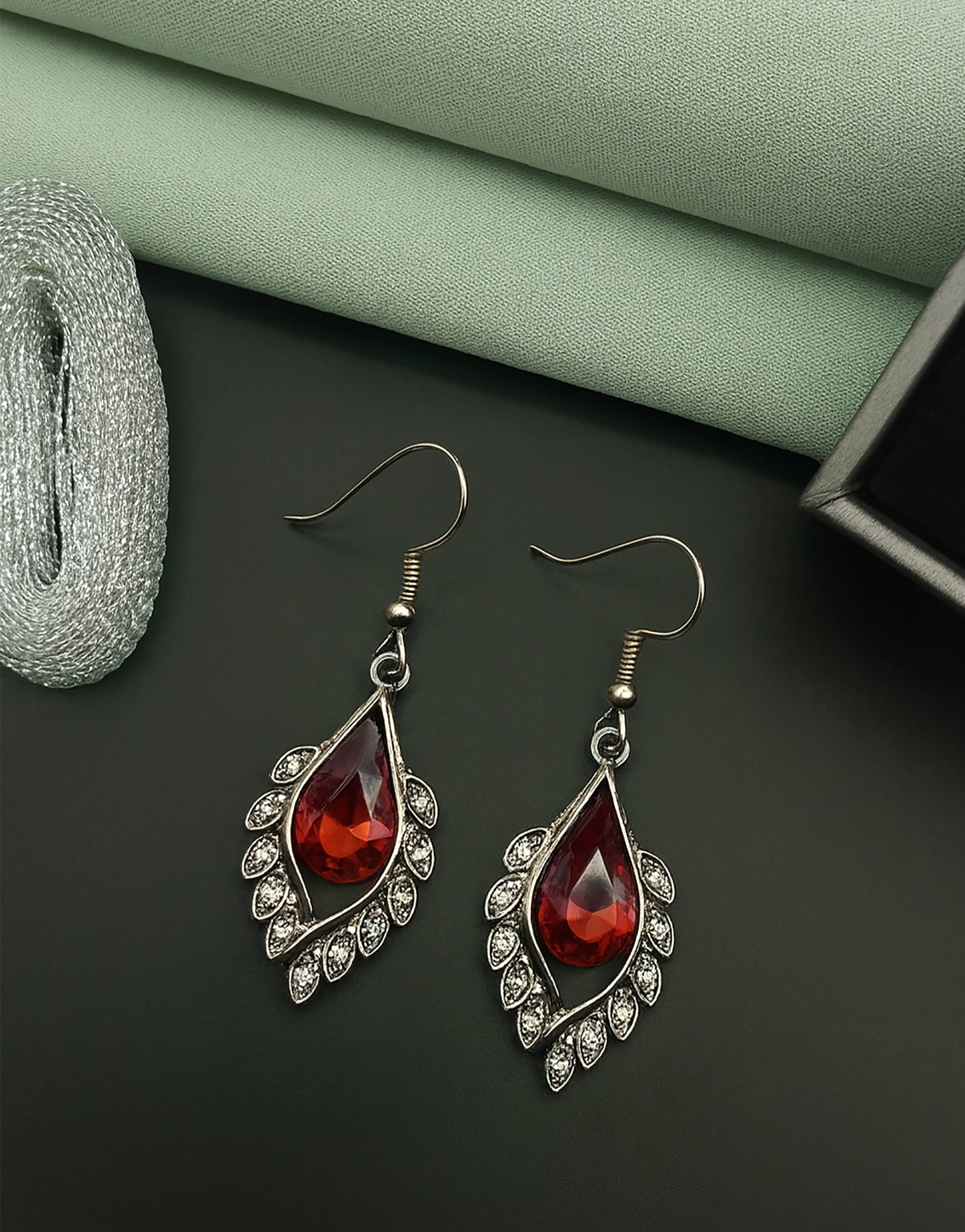     			SHANKH-KRIVA Red Drop Earrings ( Pack of 1 )